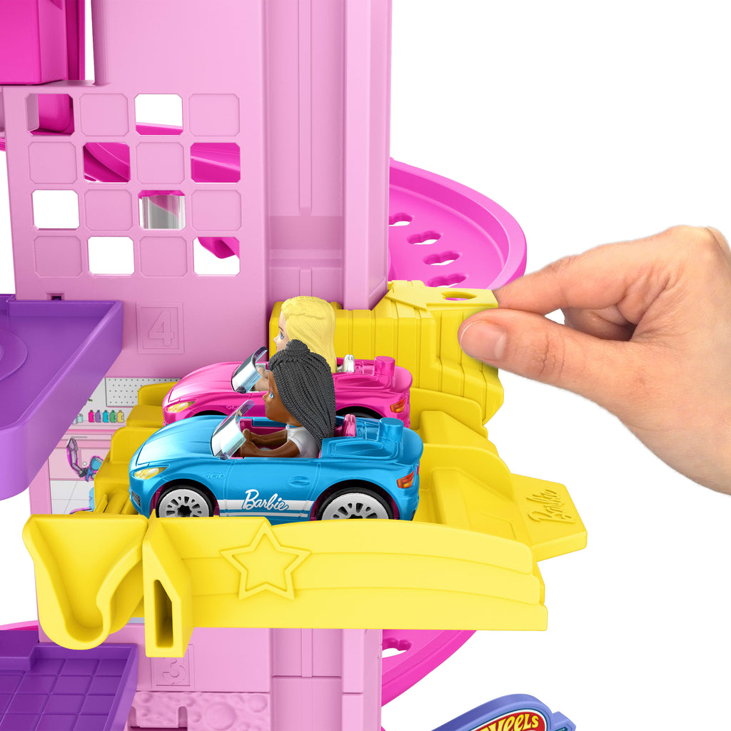 Hot Wheels® Racerverse Barbie Oyun Seti, Barbie "Malibu" ve Barbie "Brooklyn" ile oyuncak arabalar