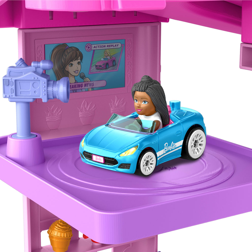 Hot Wheels® Racerverse Barbie Oyun Seti, Barbie "Malibu" ve Barbie "Brooklyn" ile oyuncak arabalar