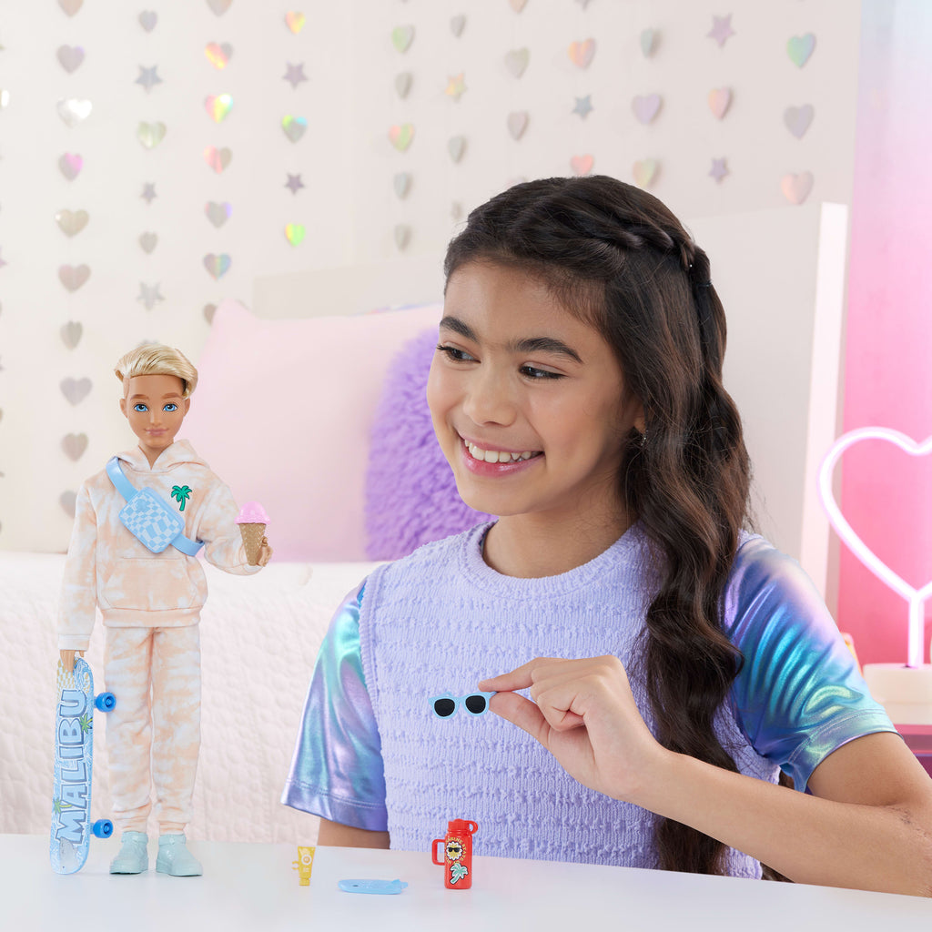 Barbie Rüya Arkadaşlar Ken bebek ile yaz ve kaykay temalı 9 aksesuar