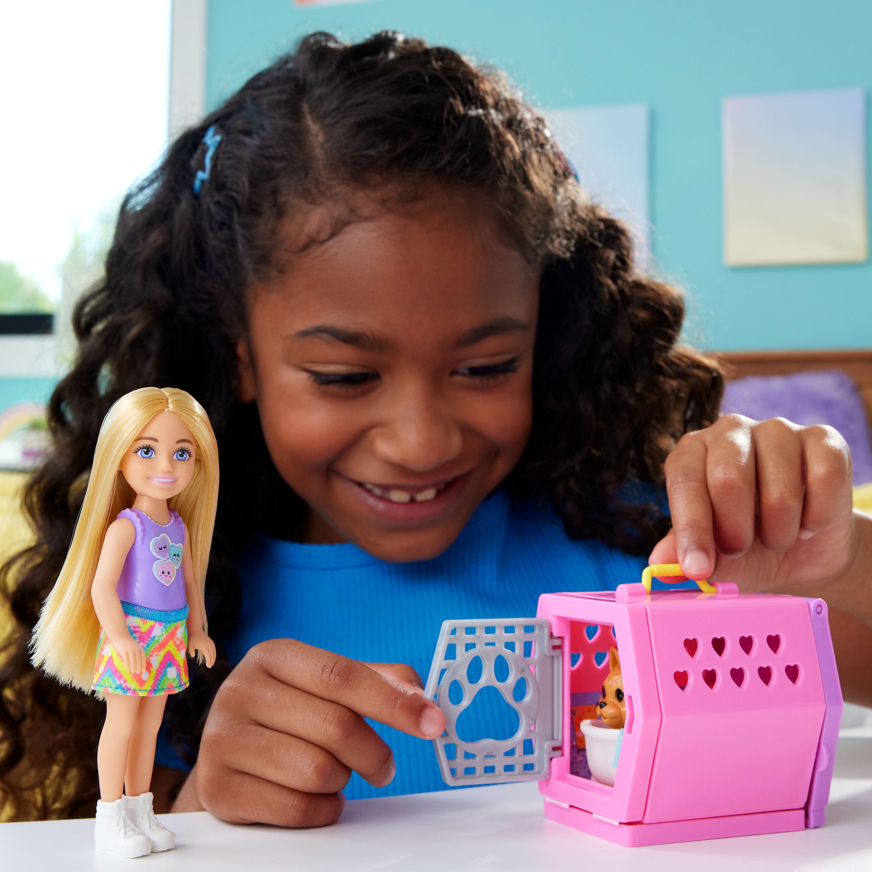 BARBIE Chelsea® Köpekçiğin Taşıma Çantası oyun seti, küçük bebek, taşıma çantası ve köpek aksesuarları