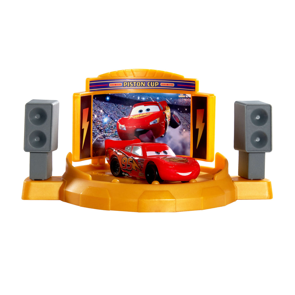 Cars Maceraya Başlangıç Oyun Seti ile Şimşek McQueen oyuncak araba