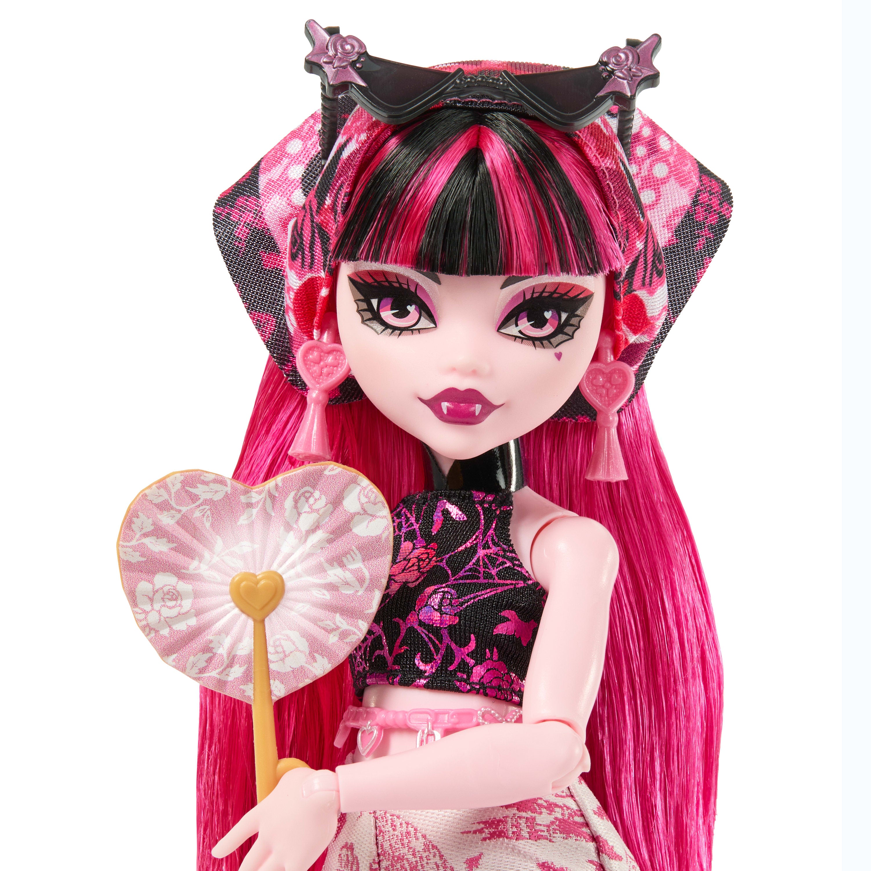Monster High Gizemli Arkadaşlar Muhteşem Tatil oyun seti, Draculaura bebek ve aksesuarlar