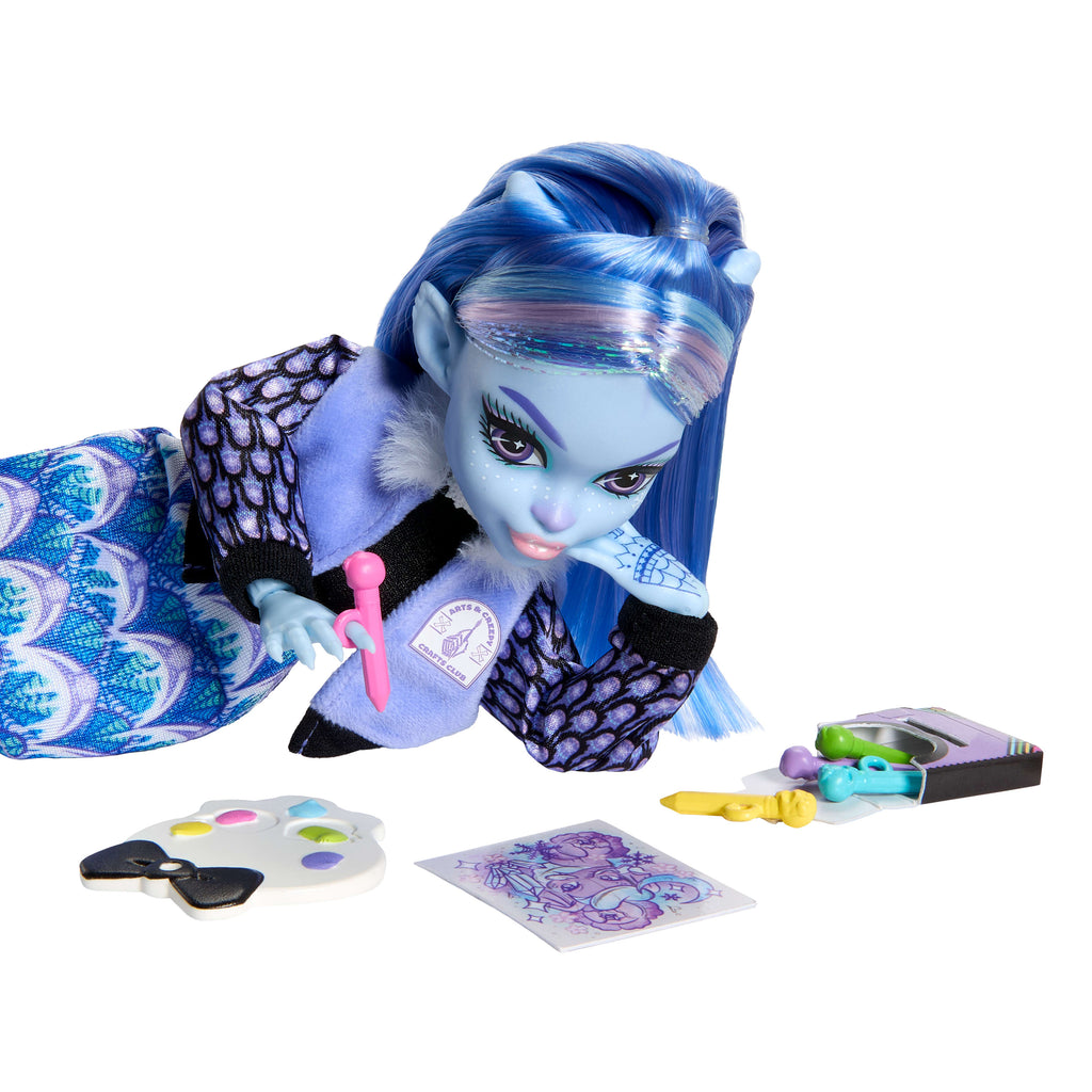 Ceket, yıllık ve resim kulübü aksesuarlarıyla Monster High Gizemli Yıllık Abbey Bominable bebek
