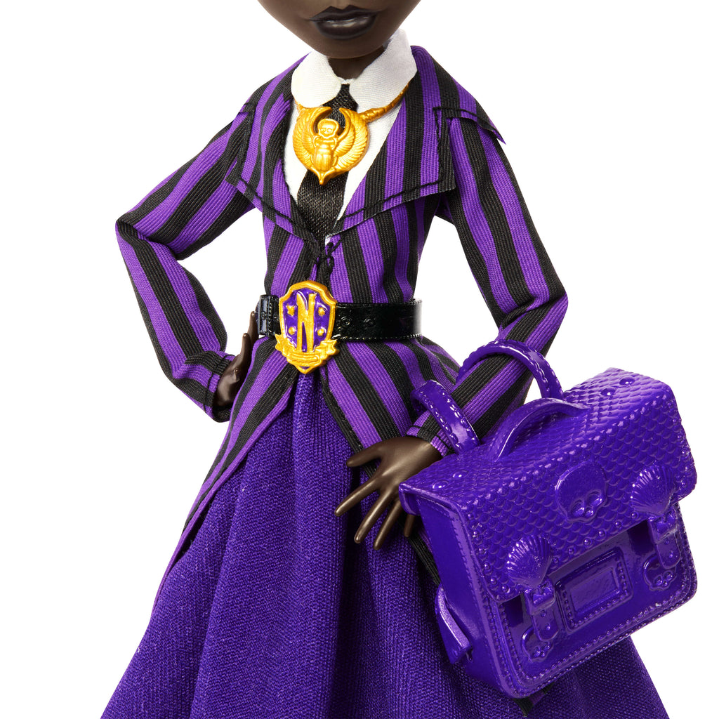 Monster High x Wednesday, Nevermore Akademisi üniforması giyen koleksiyona uygun Bianca Barclay bebek