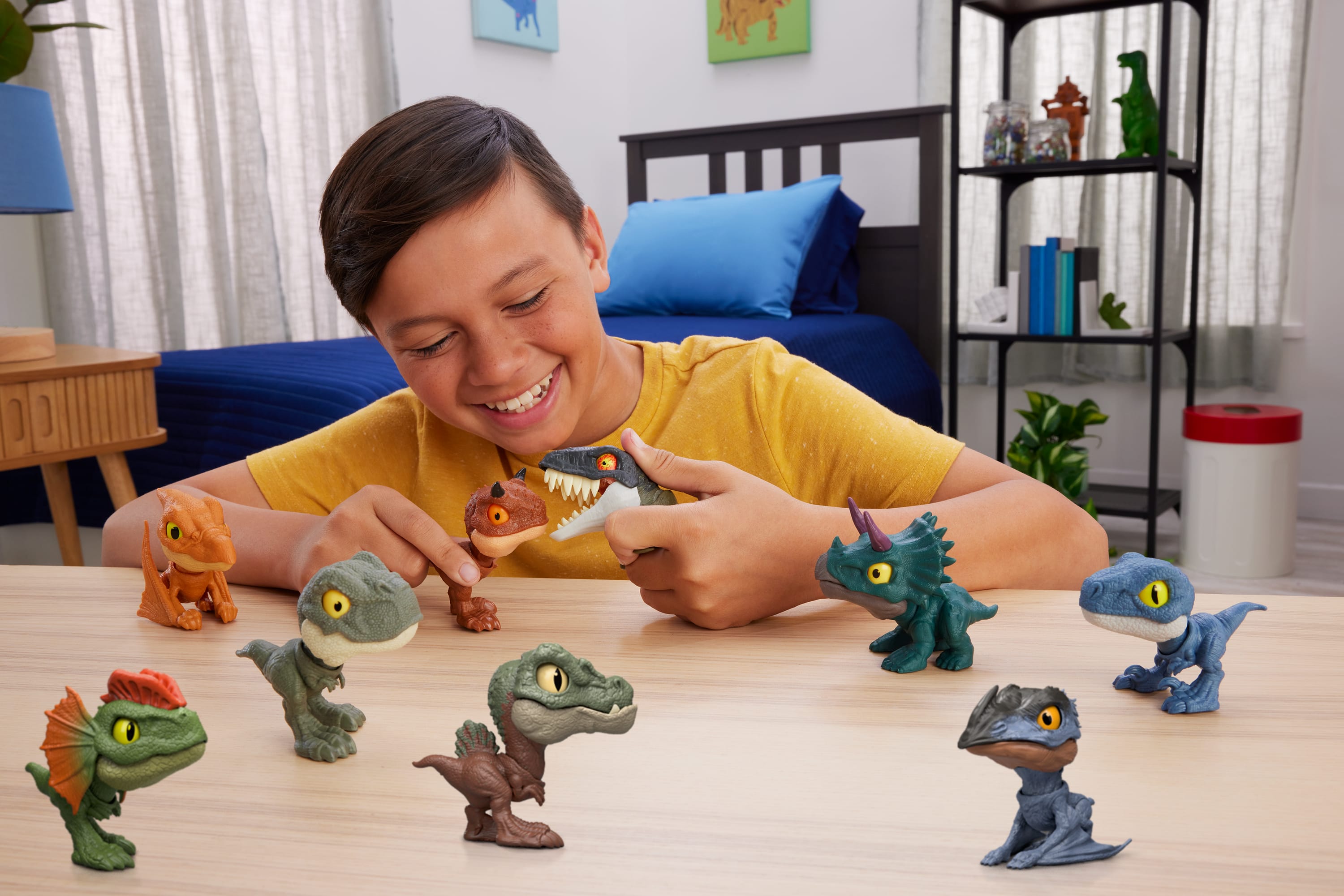 Bakışları değişen ve avını ısıran, koleksiyona uygun Jurassic World Mighty Little Biters dinozor figürü