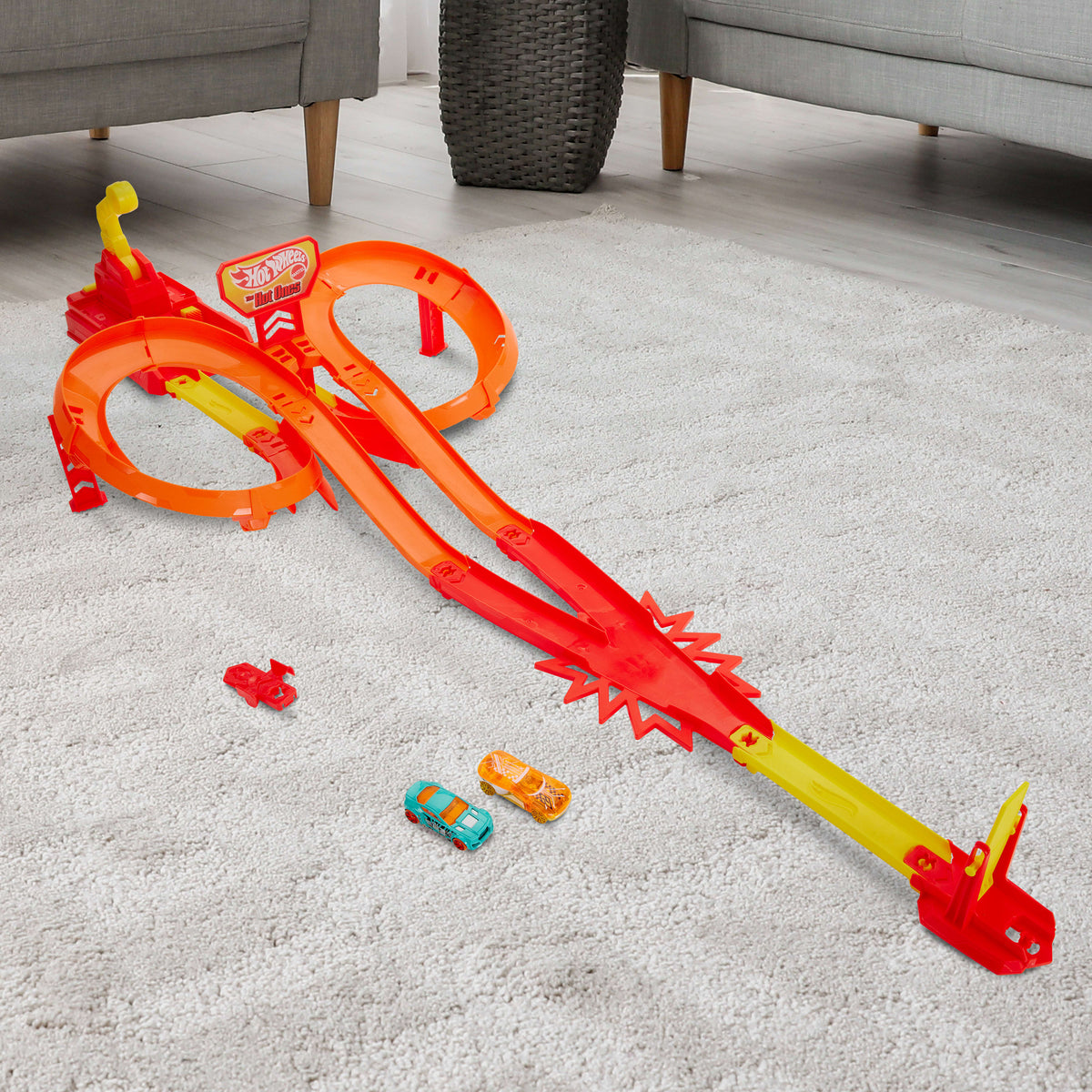 Hot Wheels Hot Ones Otoyol Oyun Seti - 2 Adet 1:64 Ölçekli Metal Araba Dahil, Çarpışma Bölgeli Yarış Pisti