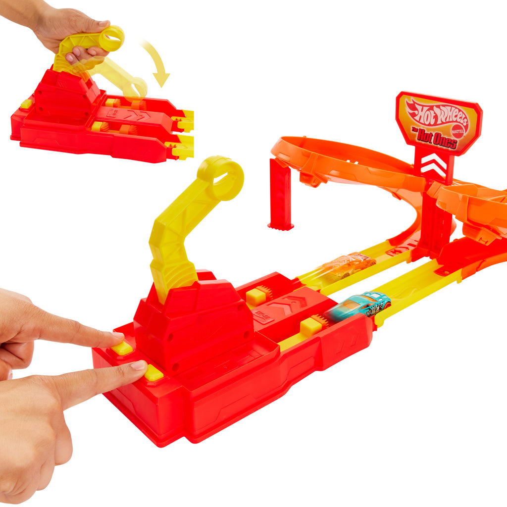 Hot Wheels Hot Ones Otoyol Oyun Seti - 2 Adet 1:64 Ölçekli Metal Araba Dahil, Çarpışma Bölgeli Yarış Pisti