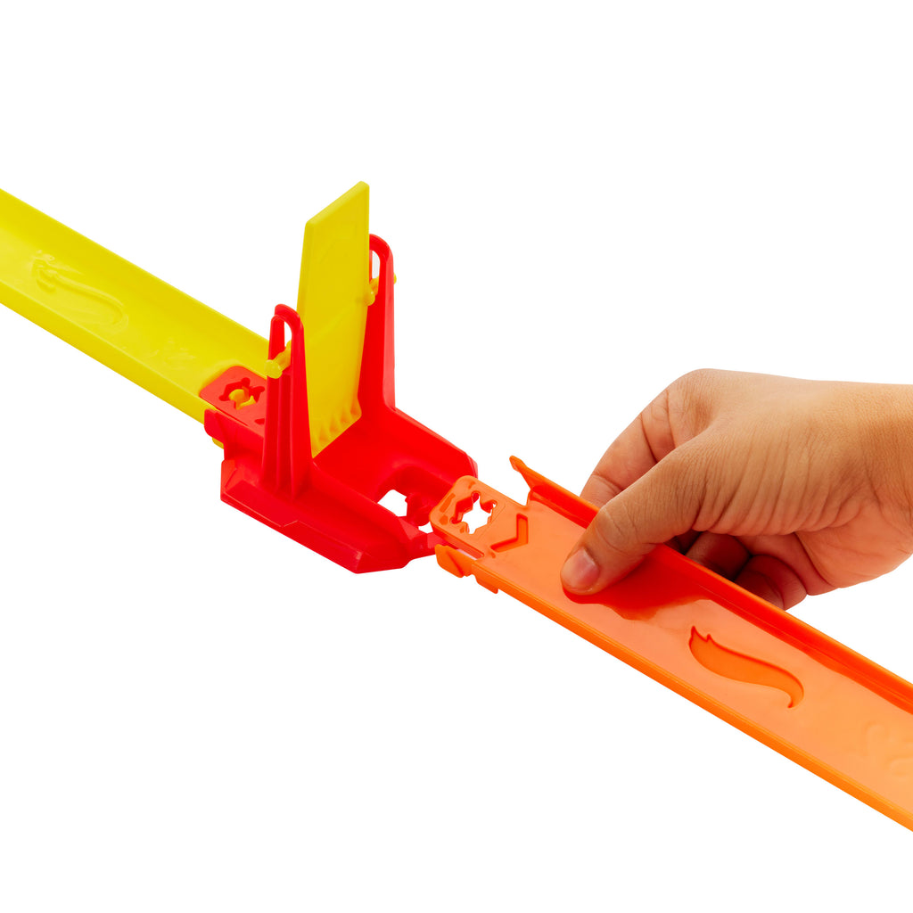 Hot Wheels Hot Ones Otoyol Oyun Seti - 2 Adet 1:64 Ölçekli Metal Araba Dahil, Çarpışma Bölgeli Yarış Pisti