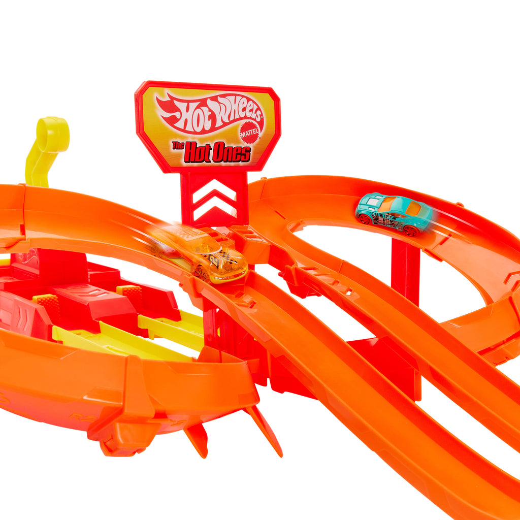 Hot Wheels Hot Ones Otoyol Oyun Seti - 2 Adet 1:64 Ölçekli Metal Araba Dahil, Çarpışma Bölgeli Yarış Pisti