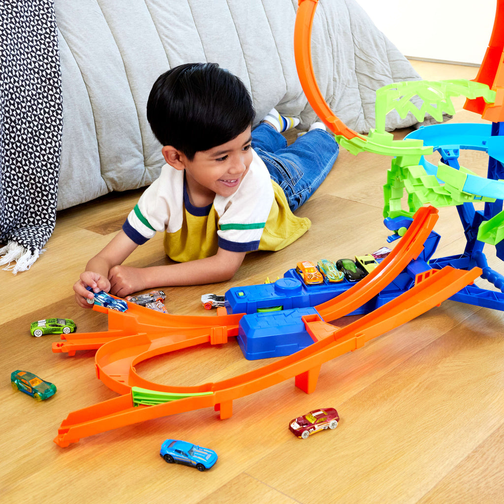 Hot Wheels Akrobasi Pistleri Havada Çarpışma oyun seti, 1:64 ölçekli metal oyuncak araba ve motorlu hızlandırıcı