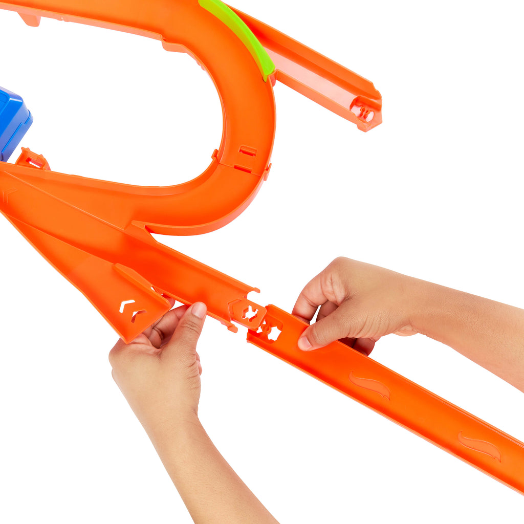Hot Wheels Akrobasi Pistleri Havada Çarpışma oyun seti, 1:64 ölçekli metal oyuncak araba ve motorlu hızlandırıcı