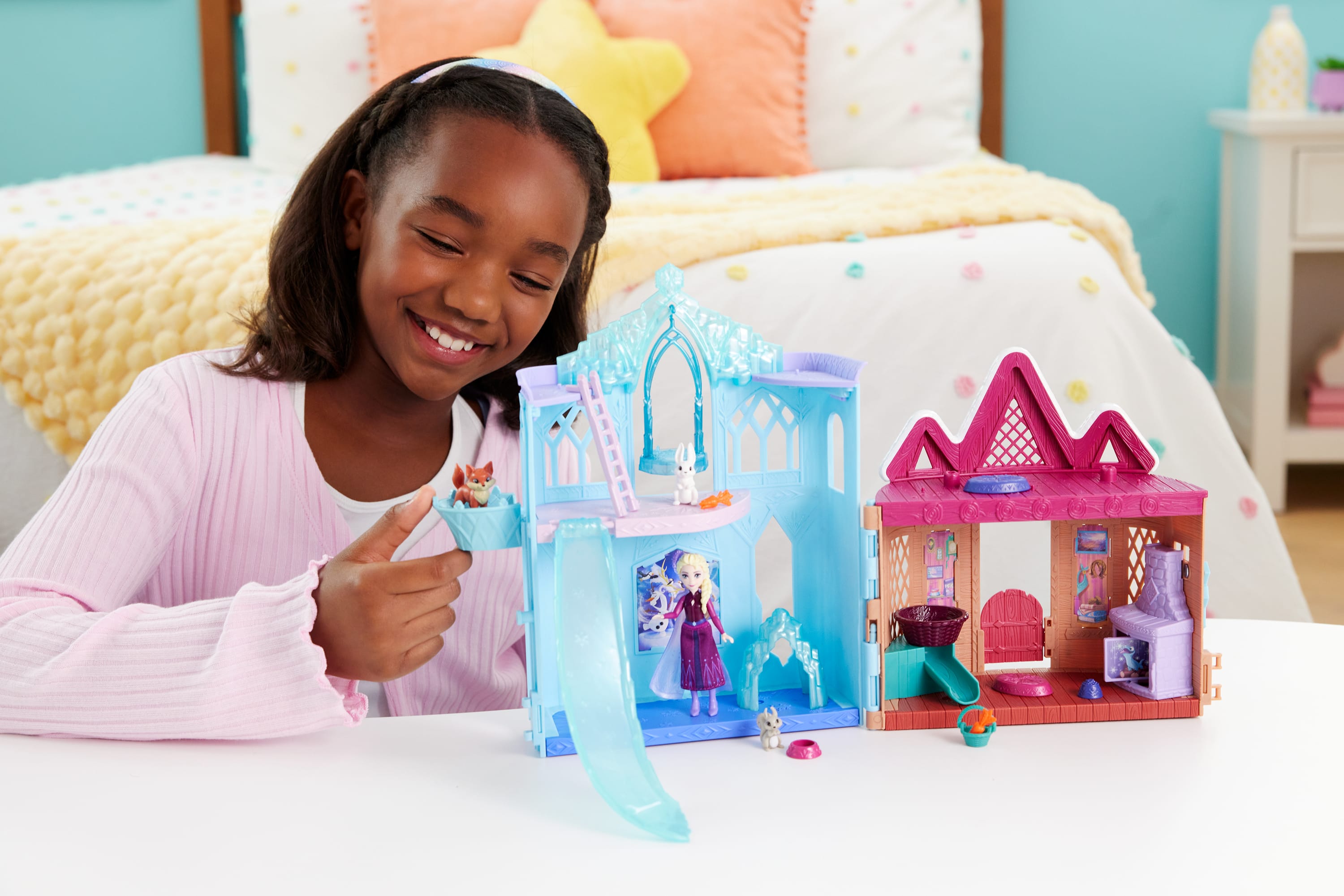 Disney Karlar Ülkesi Mini Kulübe Eğlencesi oyun seti, minik Elsa bebek, 3 hayvan figürü ve 8 aksesuar
