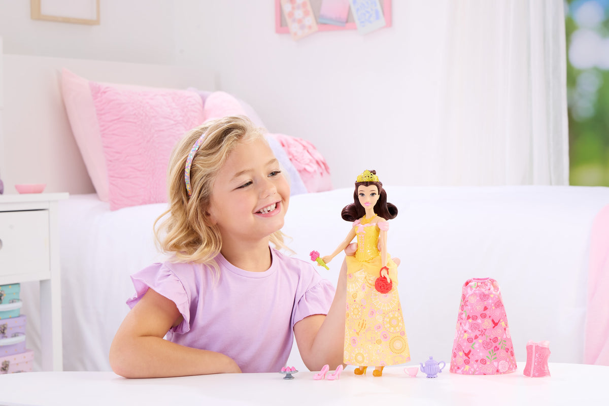 Disney Prensesi 2'si 1 Arada Hikayeler Belle bebek, takılıp çıkarılabilen 2 büstiyer, 2 etek ve 9 aksesuar
