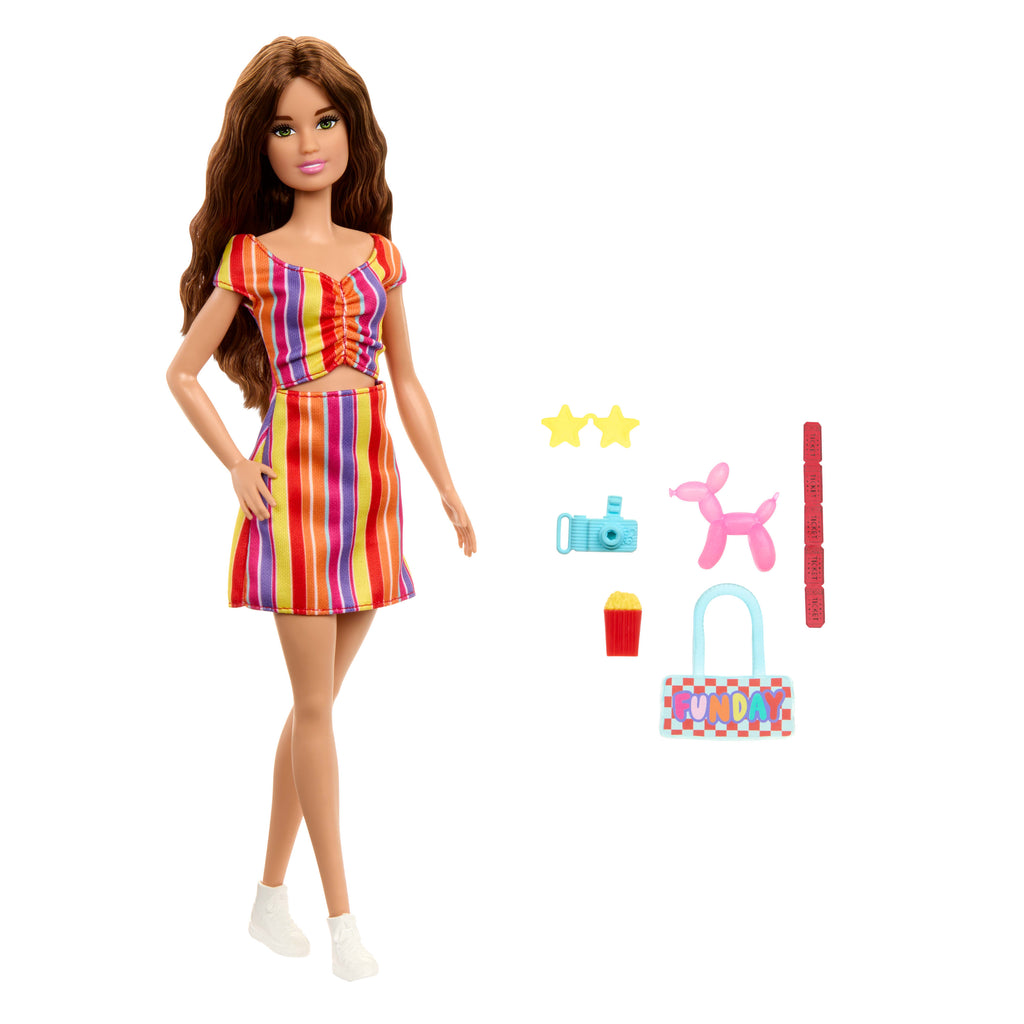 Bilet ve kamera gibi 6 festival temalı aksesuarı olan Barbie Panayırda bebek