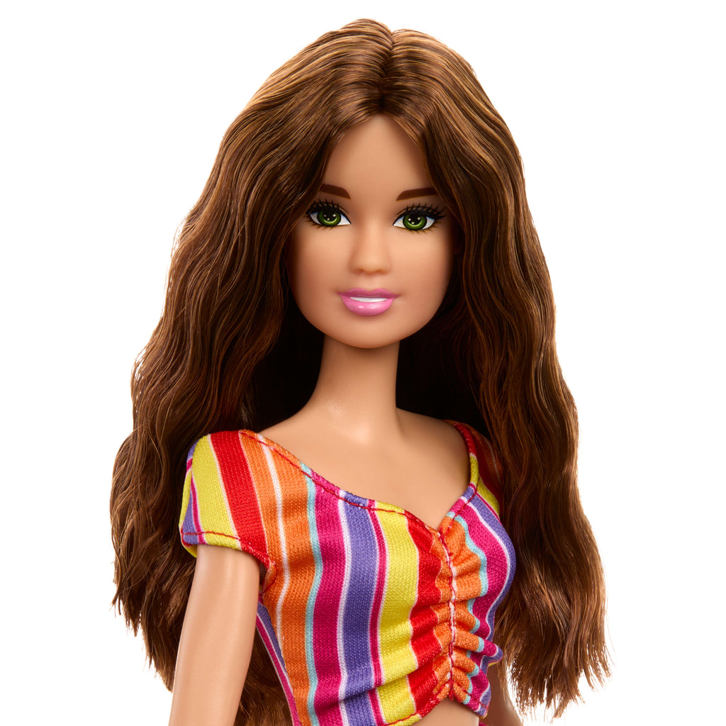 Bilet ve kamera gibi 6 festival temalı aksesuarı olan Barbie Panayırda bebek