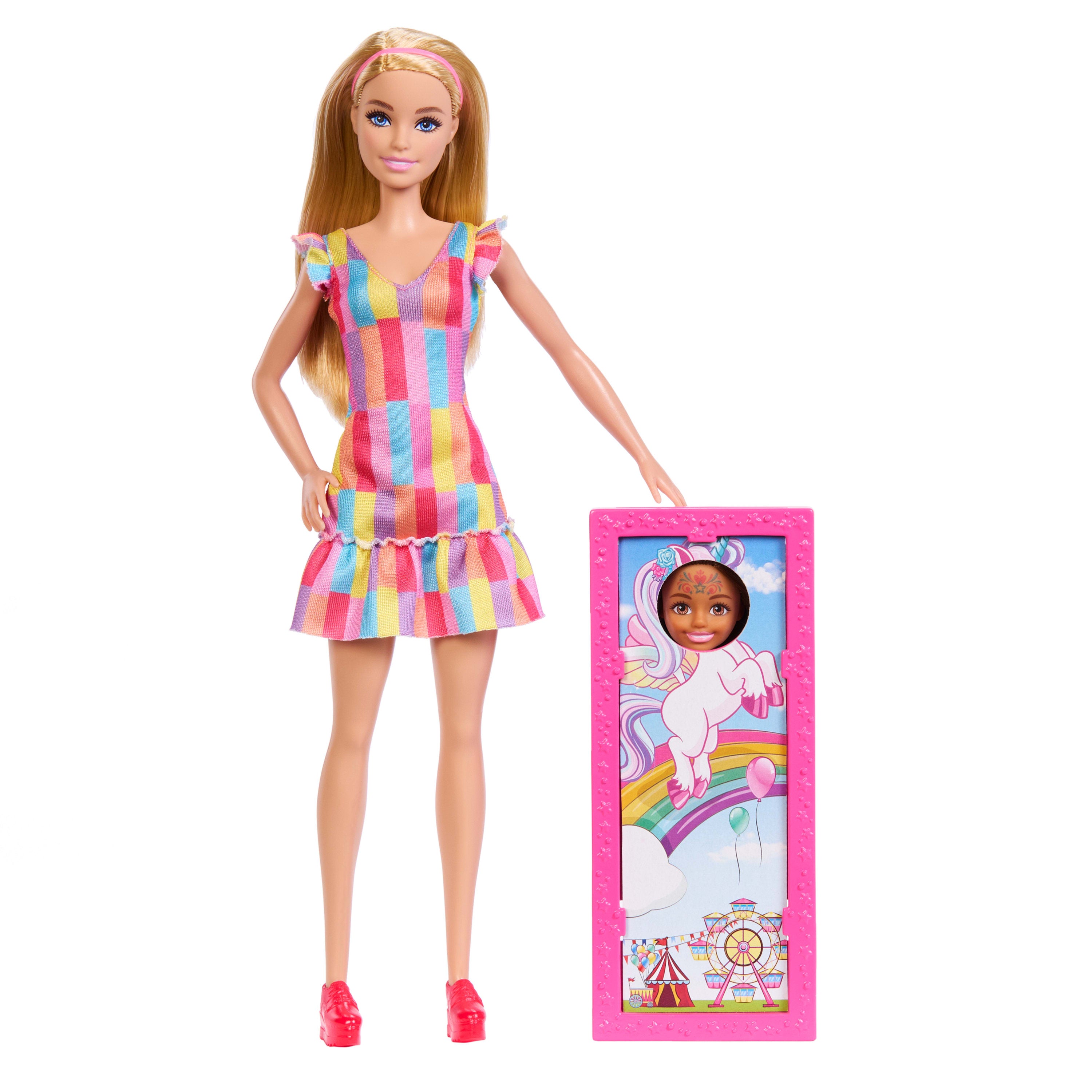 Barbie Panayırda oyun seti, yüz boyama ve fotoğraf standı, iki bebek ve aksesuarlar