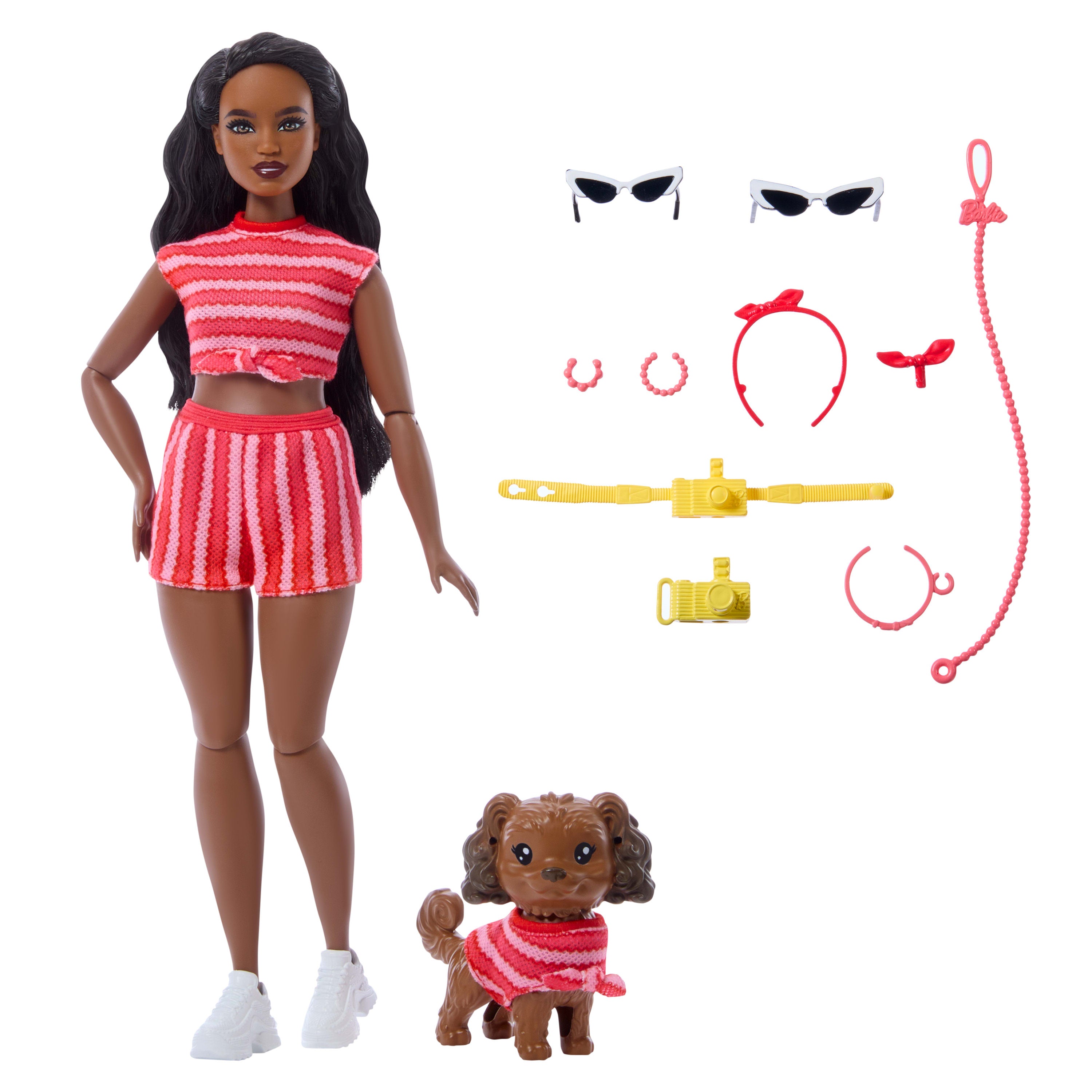Uyumlu kırmızı kıyafetleri ve aksesuarlarıyla Barbie Uyumlu Dostlar siyah saçlı bebek ve köpekçiği