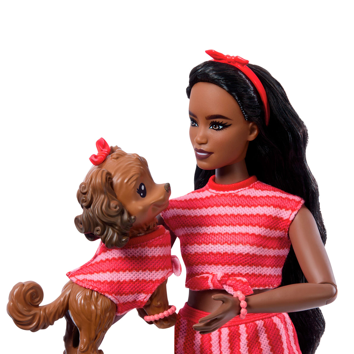 Uyumlu kırmızı kıyafetleri ve aksesuarlarıyla Barbie Uyumlu Dostlar siyah saçlı bebek ve köpekçiği