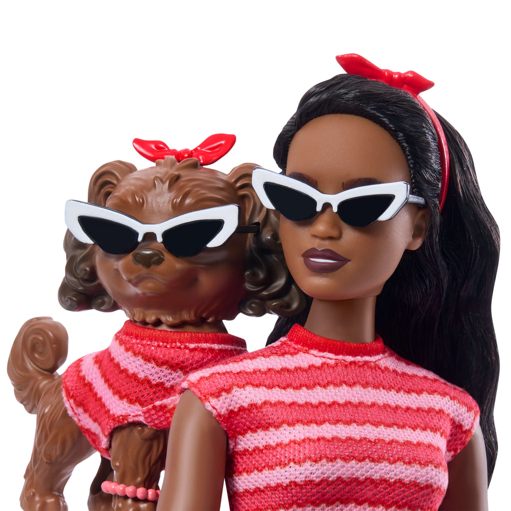Uyumlu kırmızı kıyafetleri ve aksesuarlarıyla Barbie Uyumlu Dostlar siyah saçlı bebek ve köpekçiği