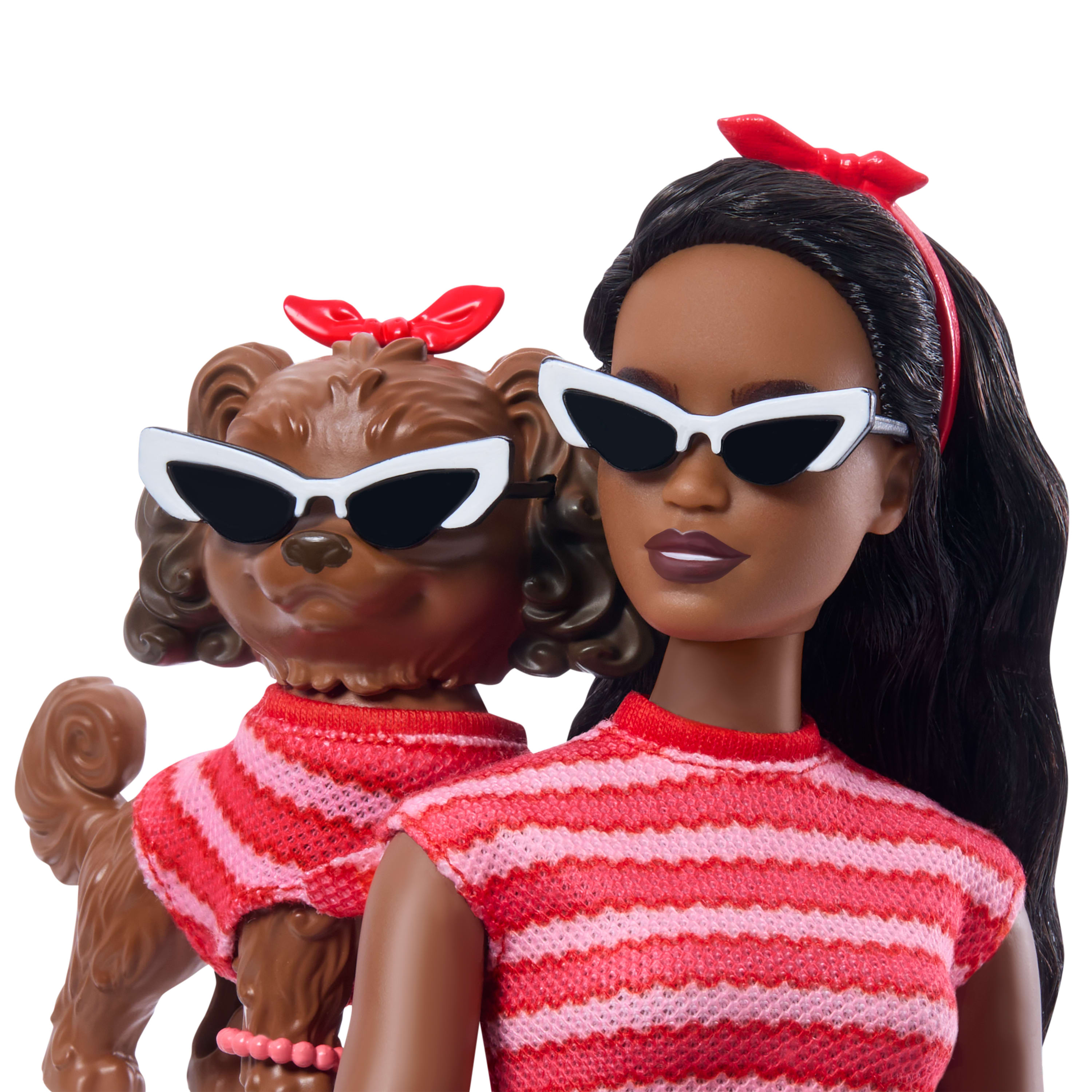 Uyumlu kırmızı kıyafetleri ve aksesuarlarıyla Barbie Uyumlu Dostlar siyah saçlı bebek ve köpekçiği