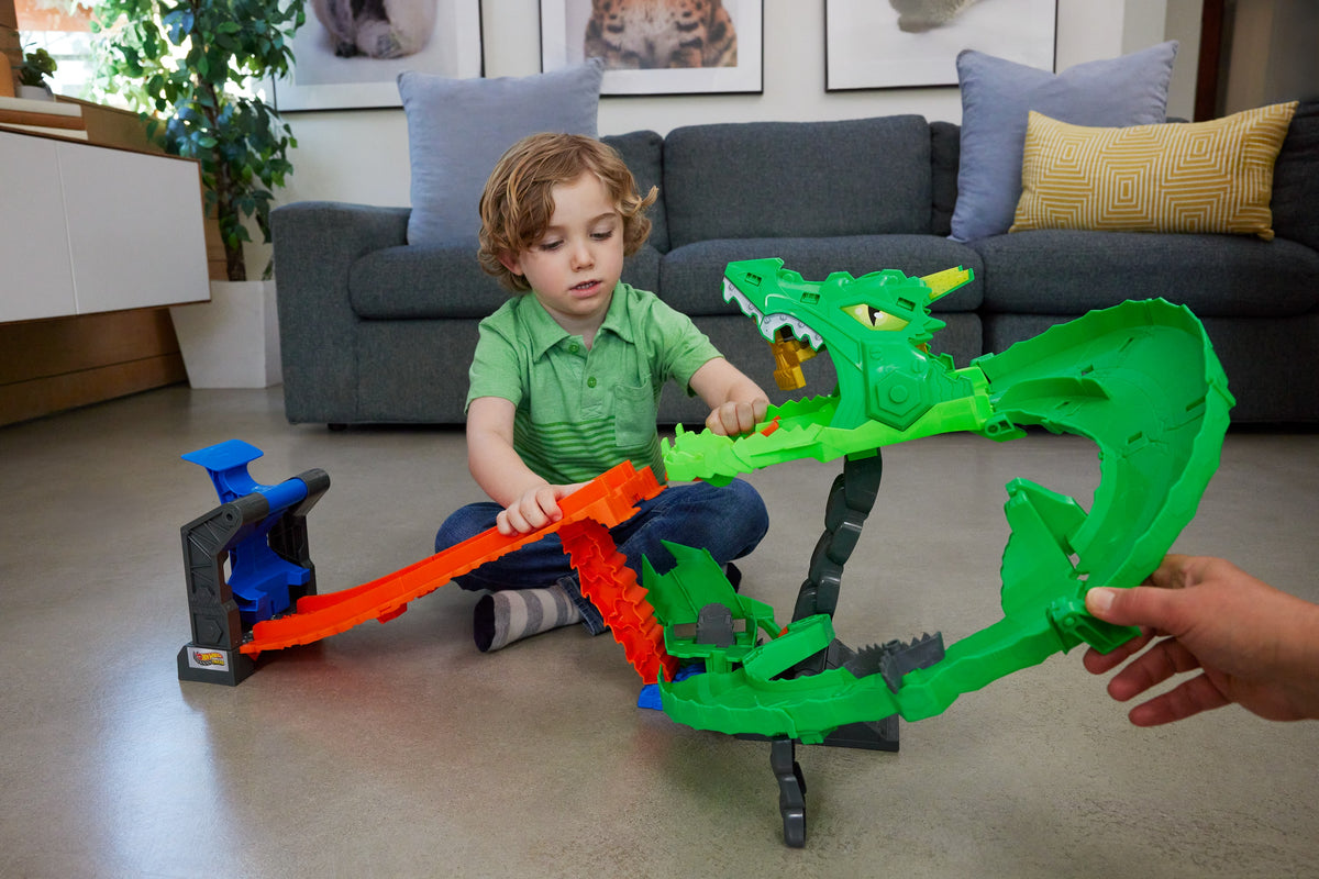 Hot Wheels Monster Trucks Köpek Balığı ve Dinozor Korkunç Ejderhaya Karşı oyun seti ve 2 oyuncak kamyon