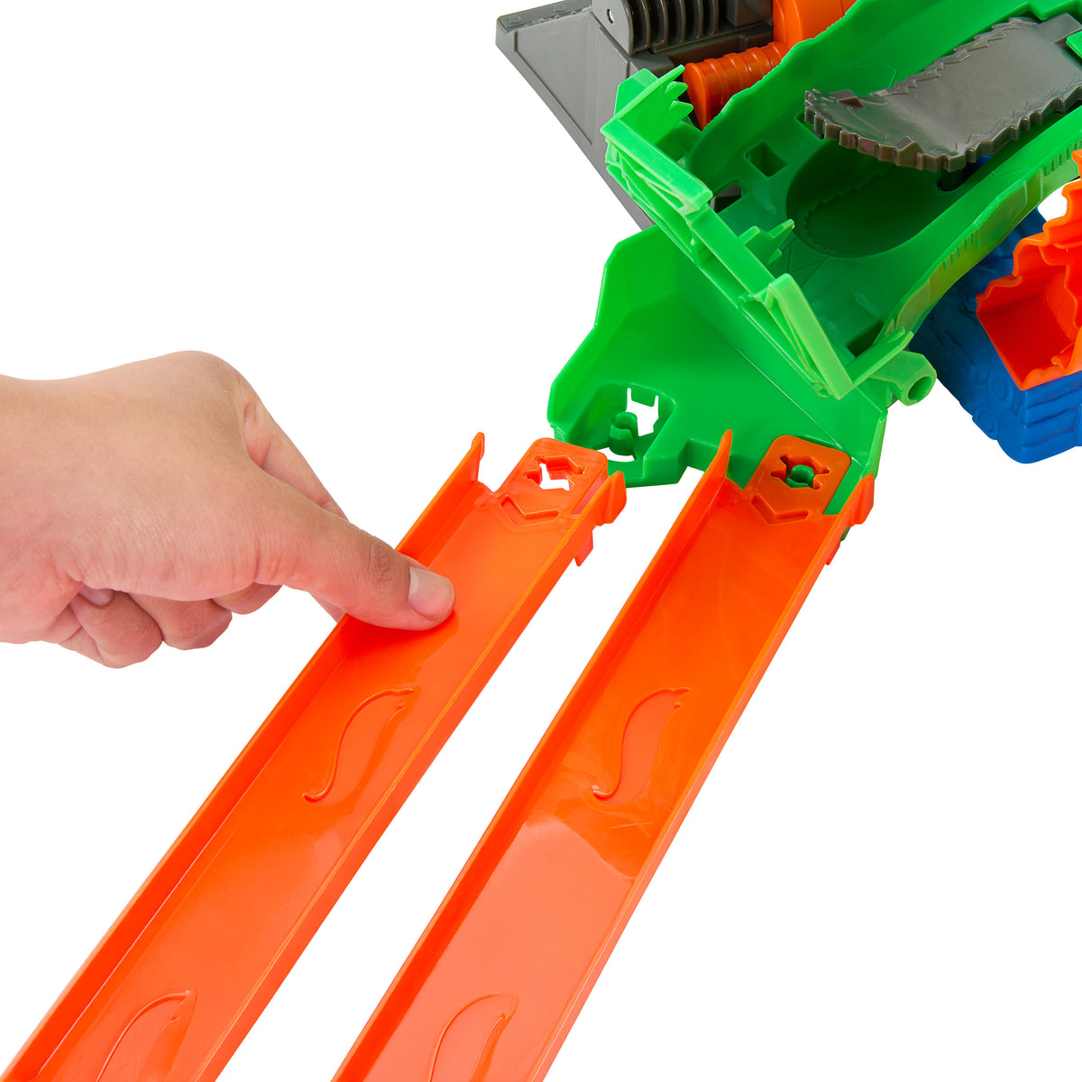 Hot Wheels Monster Trucks Köpek Balığı ve Dinozor Korkunç Ejderhaya Karşı oyun seti ve 2 oyuncak kamyon