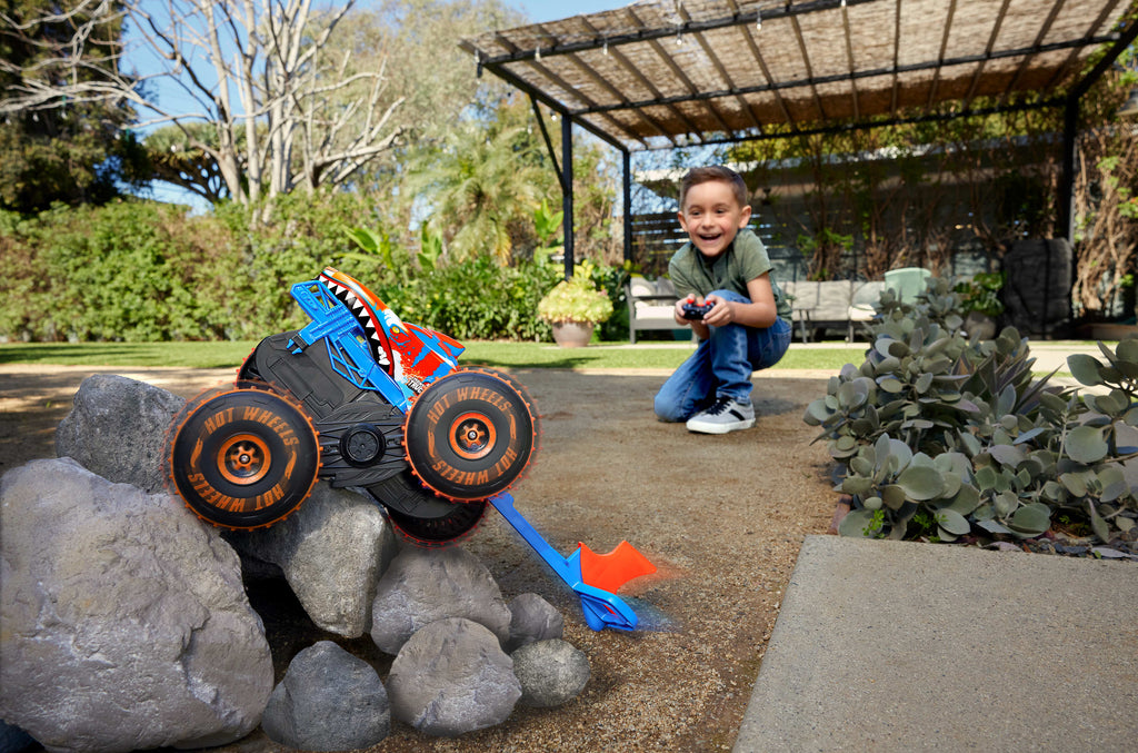 Hot Wheels Monster Trucks Tiger Shark uzaktan kumandalı tırmanış aracı, pille çalışan uzaktan kumandalı oyuncak kamyon
