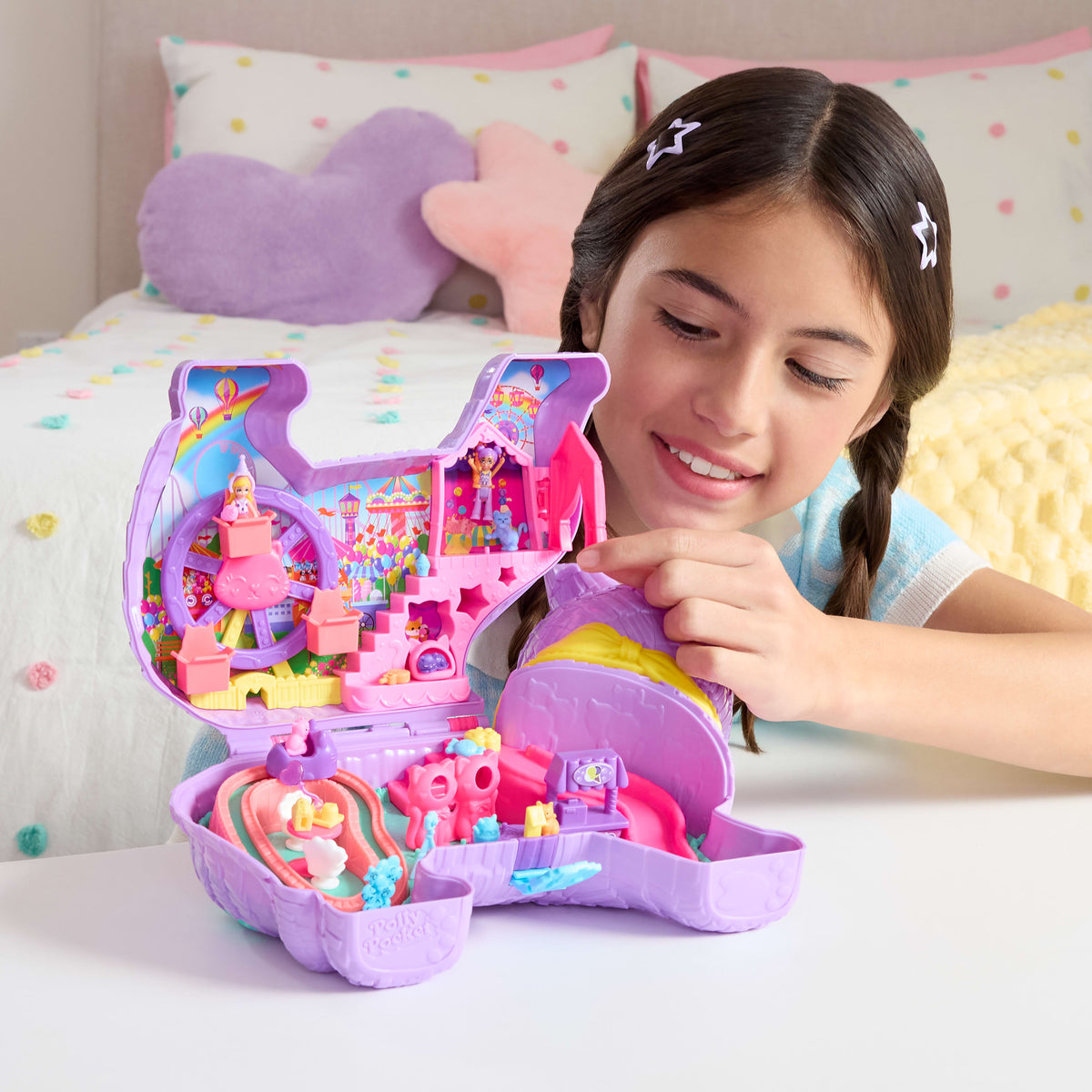 2 mikro bebek, evcil hayvanlar dahil 23 sürpriz aksesuar ve dönme dolap ile doğum günü partisi temalı Polly Pocket Parti Kediciği oyun seti
