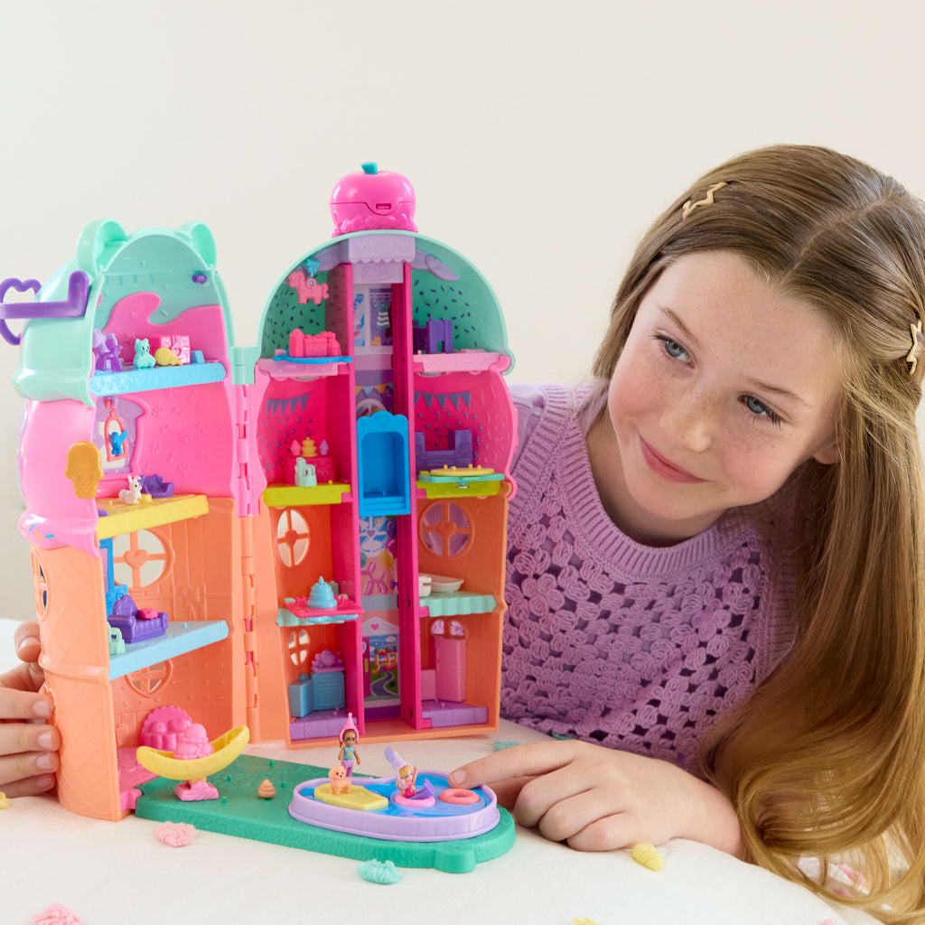 Polly Pocket bebekler ve oyun seti, mobilya ve evcil hayvanlar dahil 25'ten fazla aksesuarıyla asansörlü Dondurma Evi