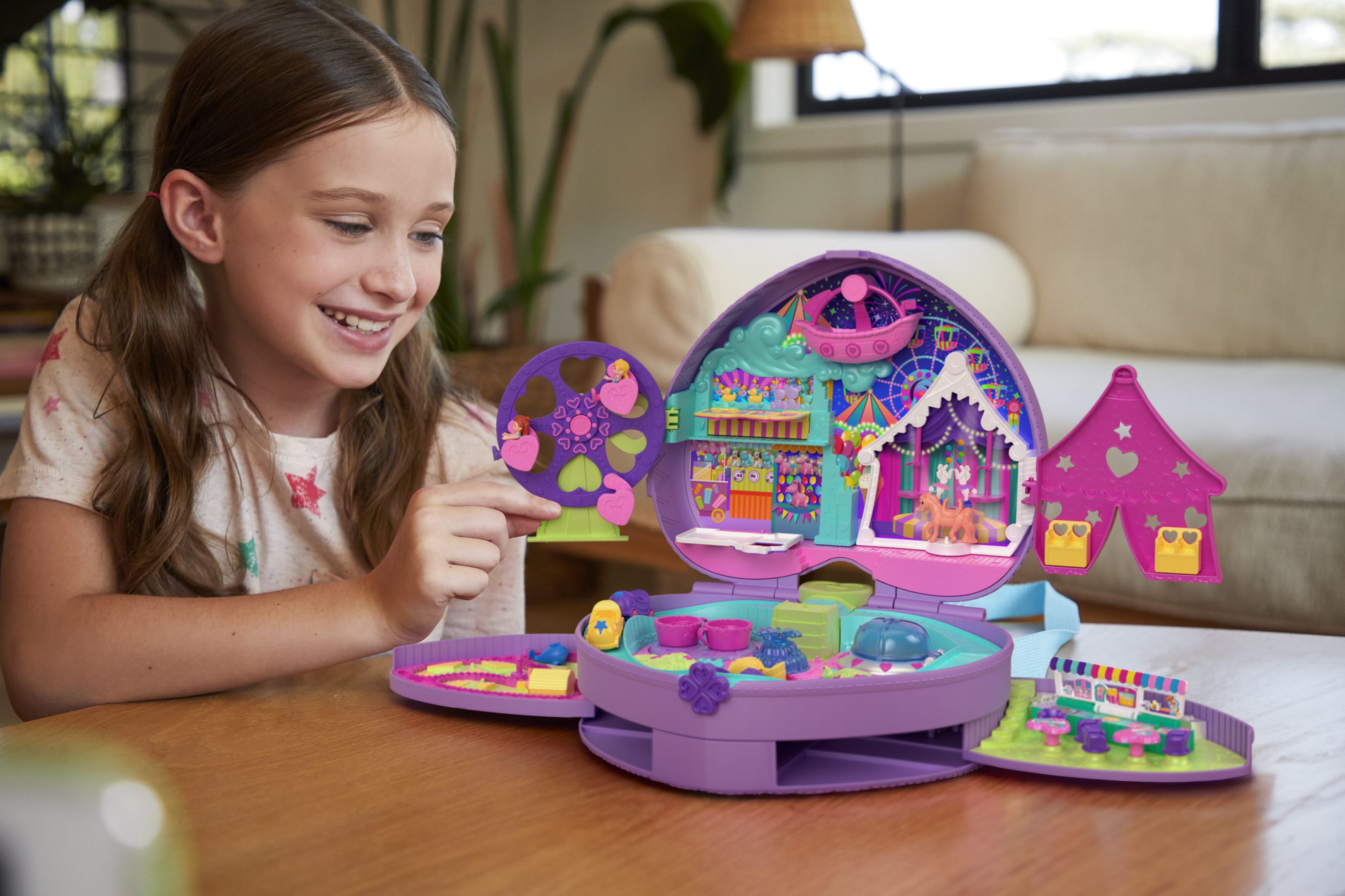 Polly Pocket bebekler ve sırt çantası şeklinde oyun seti, lunapark temasına uygun mini golf sahası, dönme dolap ve diğer oyuncaklar ile aksesuarlar