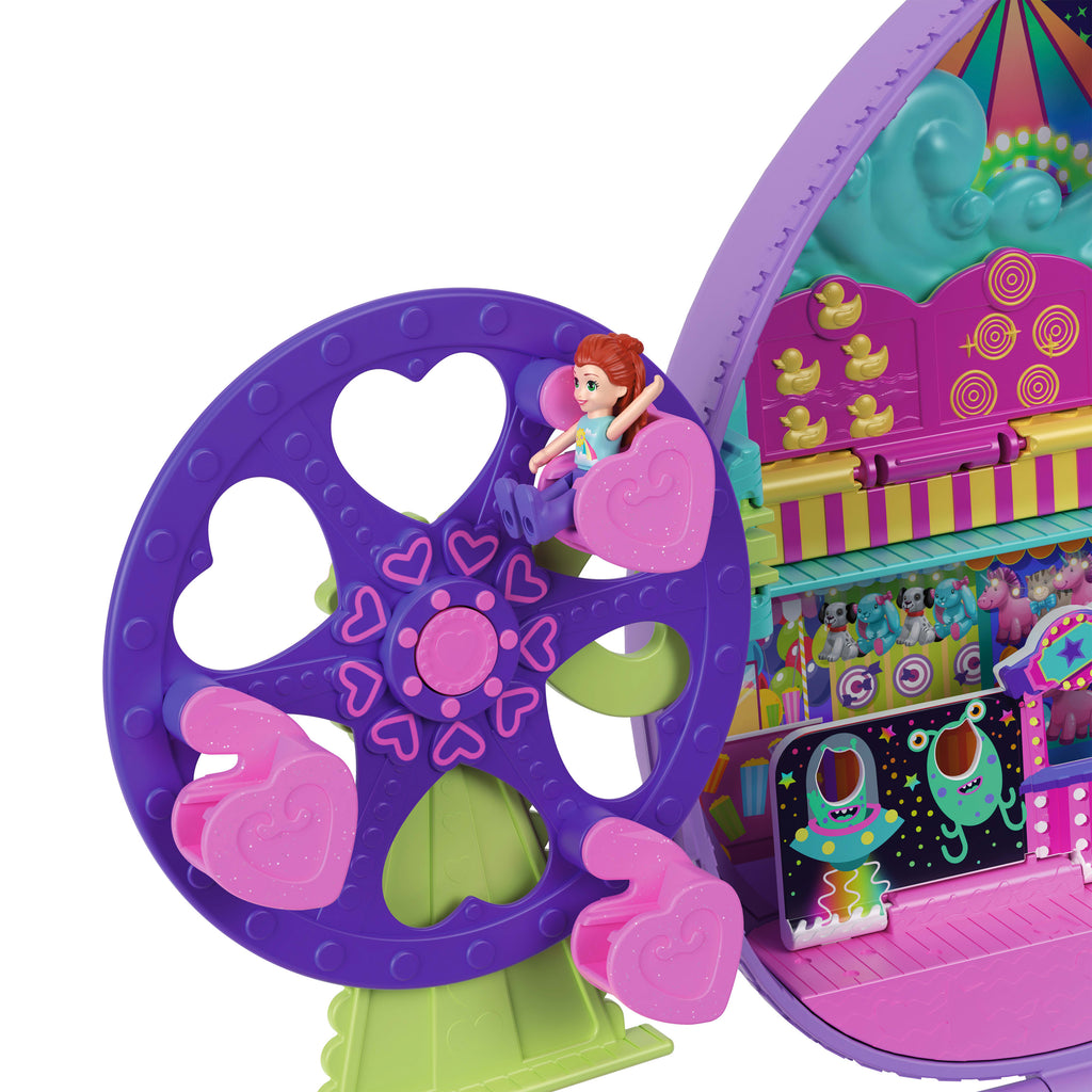 Polly Pocket bebekler ve sırt çantası şeklinde oyun seti, lunapark temasına uygun mini golf sahası, dönme dolap ve diğer oyuncaklar ile aksesuarlar