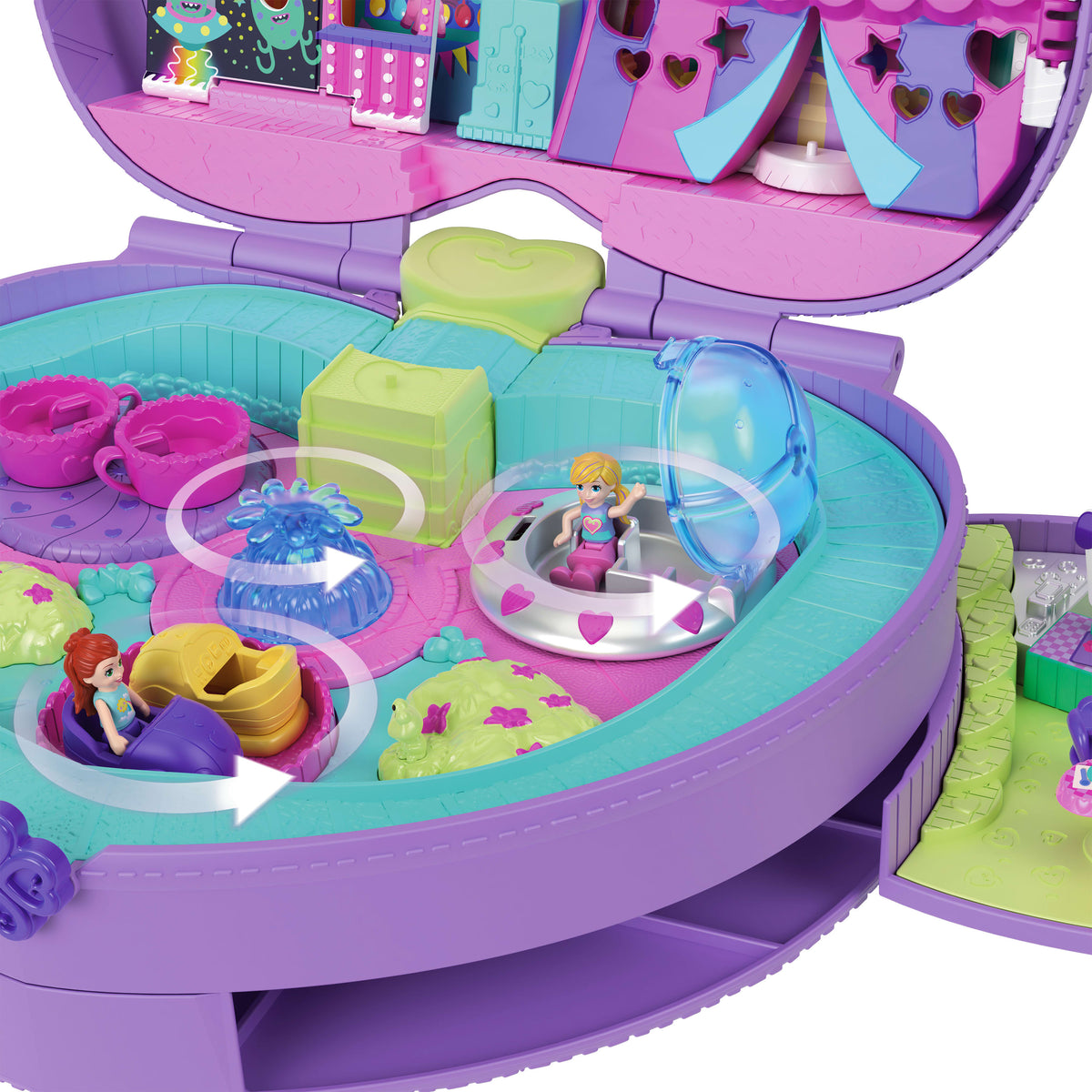 Polly Pocket bebekler ve sırt çantası şeklinde oyun seti, lunapark temasına uygun mini golf sahası, dönme dolap ve diğer oyuncaklar ile aksesuarlar