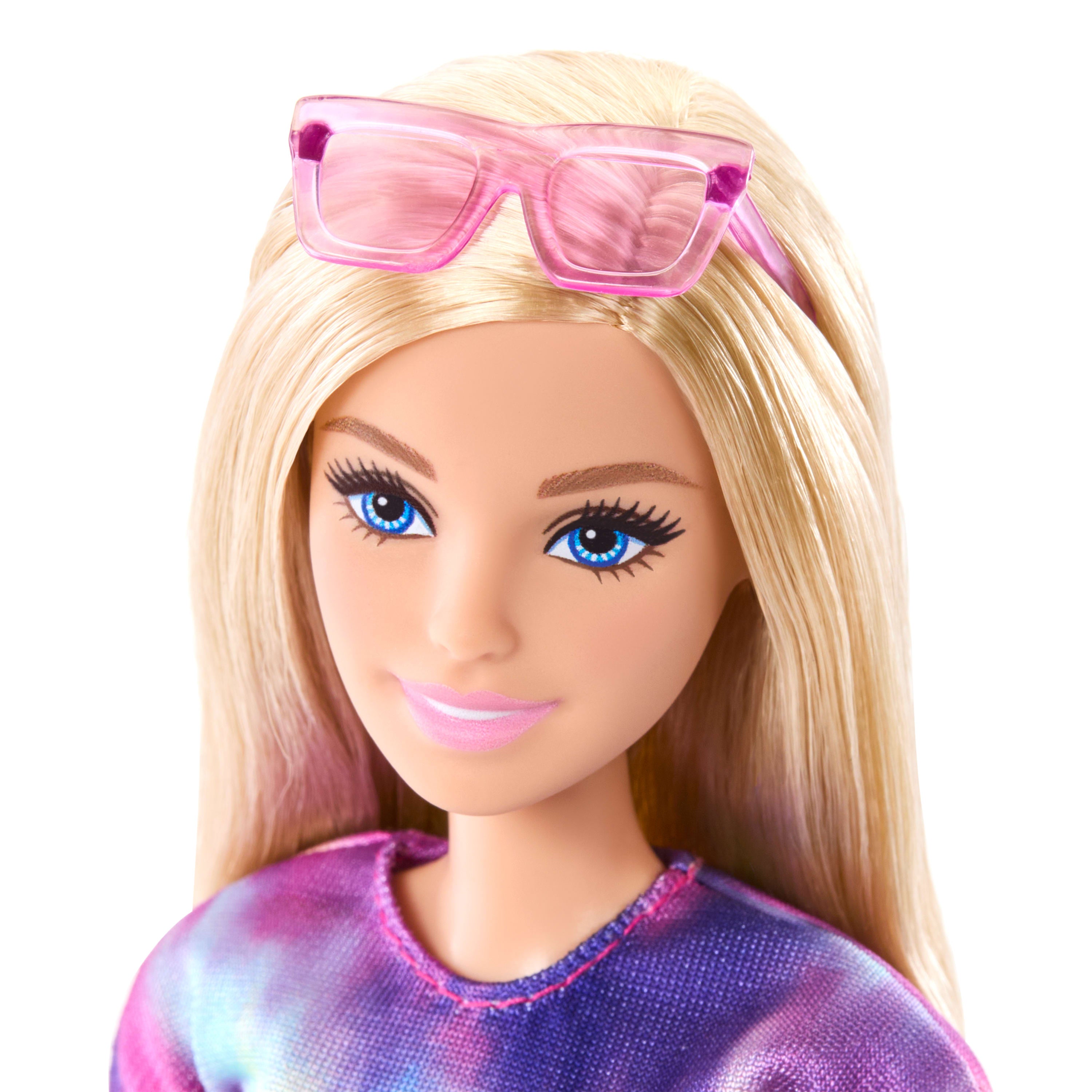Klasik elbisesi ve aksesuarlarıyla Barbie Mysteries: Beach Detectives Barbie "Malibu" bebek
