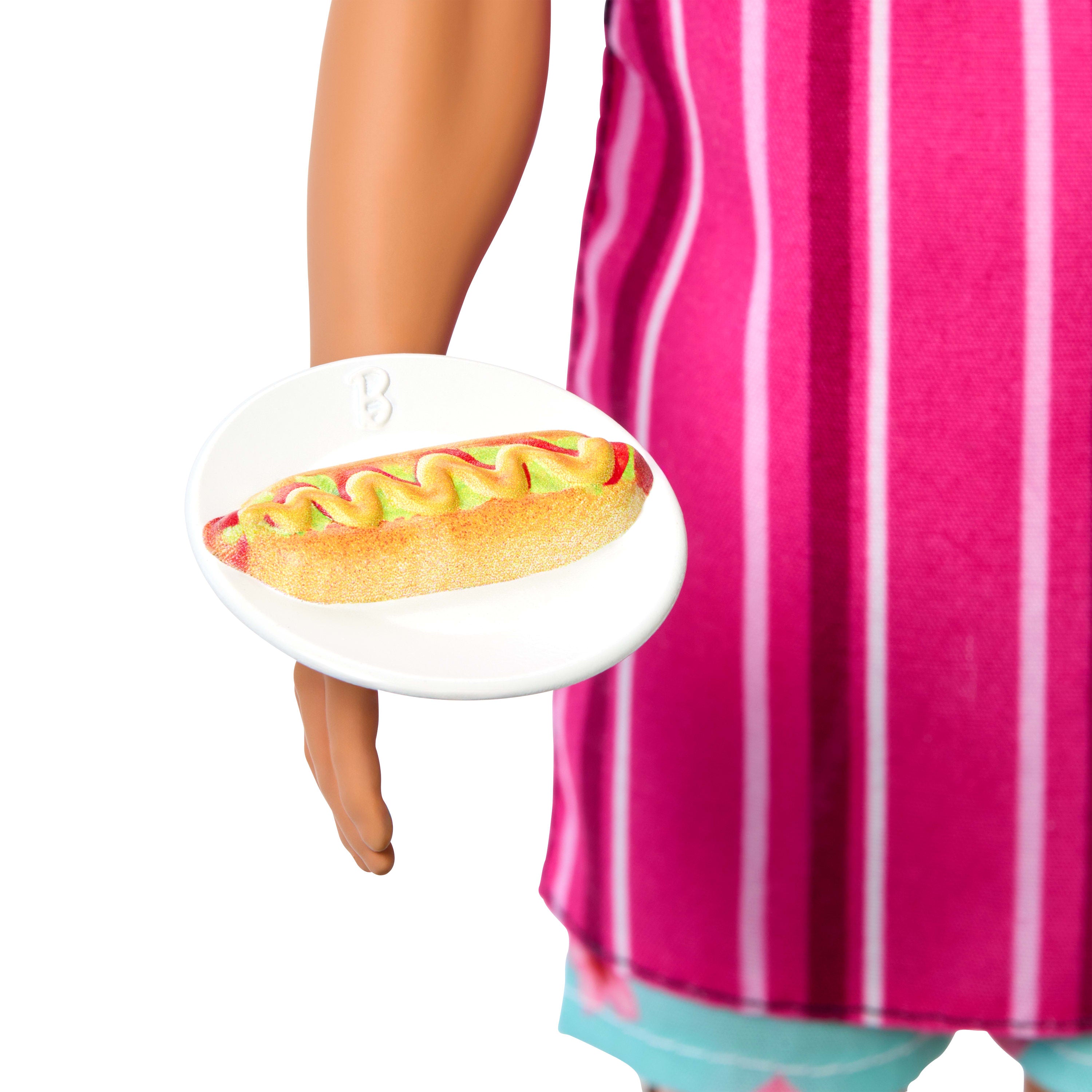 Klasik kıyafeti ve hikaye anlatımını zenginleştiren aksesuarlarıyla Barbie Mysteries: Beach Detectives Ken bebek