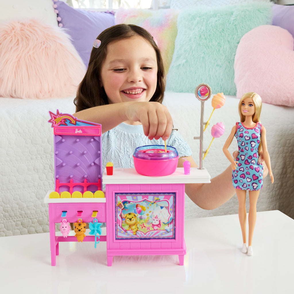 Barbie Mysteries: Beach Detectives Barbie "Malibu" bebek, pamuk şeker makinesi ve aksesuarlar ile oyun seti