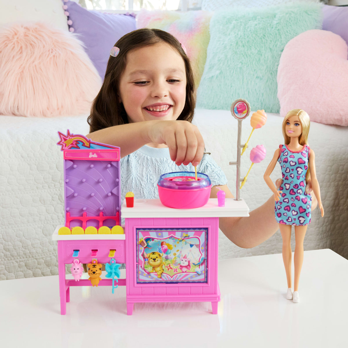 Barbie Mysteries: Beach Detectives Barbie "Malibu" bebek, pamuk şeker makinesi ve aksesuarlar ile oyun seti