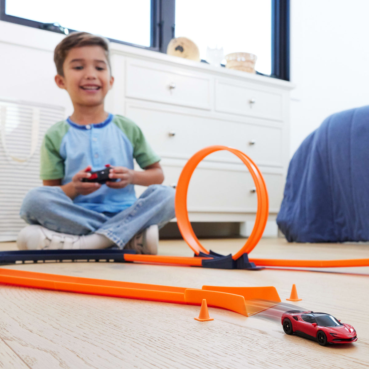 Pille çalışan uzaktan kumandalı ve 1:64 ölçekli Hot Wheels Ferrari SF90 Stradale Assetto Fiorano araba