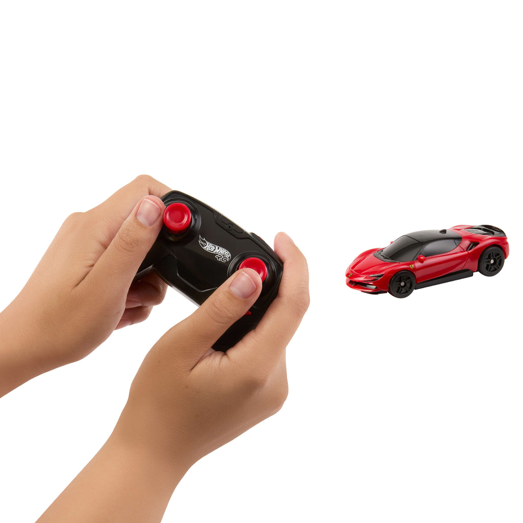 Pille çalışan uzaktan kumandalı ve 1:64 ölçekli Hot Wheels Ferrari SF90 Stradale Assetto Fiorano araba