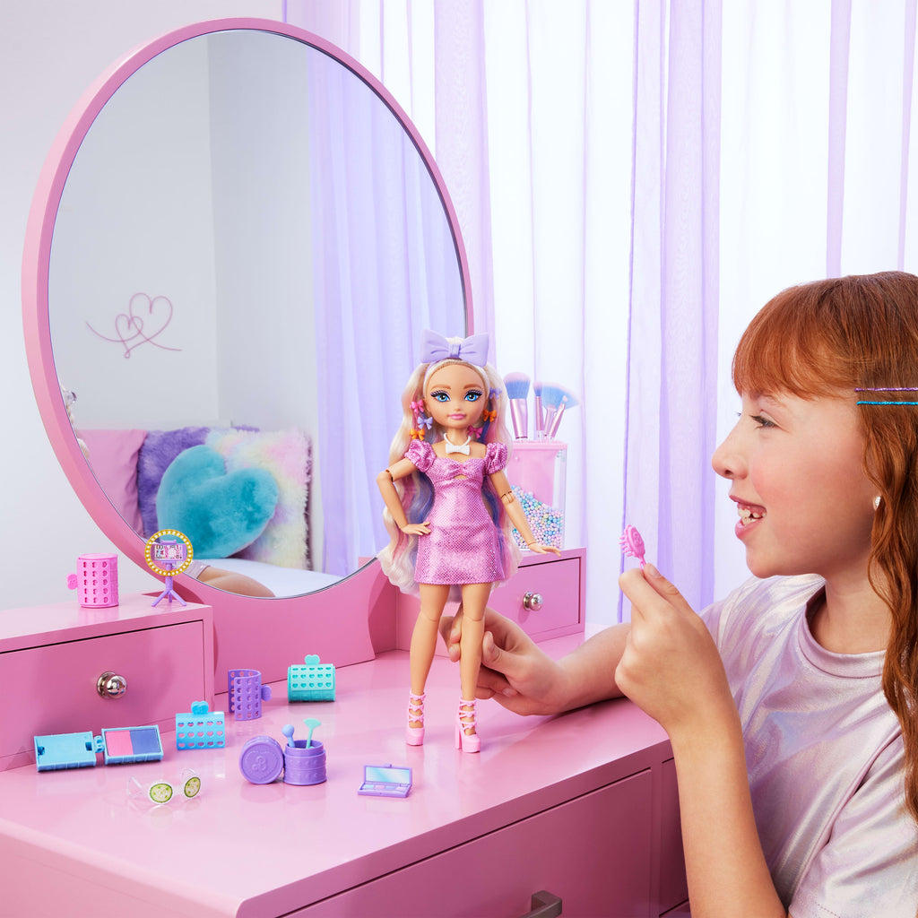 Barbie Dream Besties BARBIE İLE HAZIRLAN™ bebek serisi, sürprizler ve 15'ten fazla görünüm