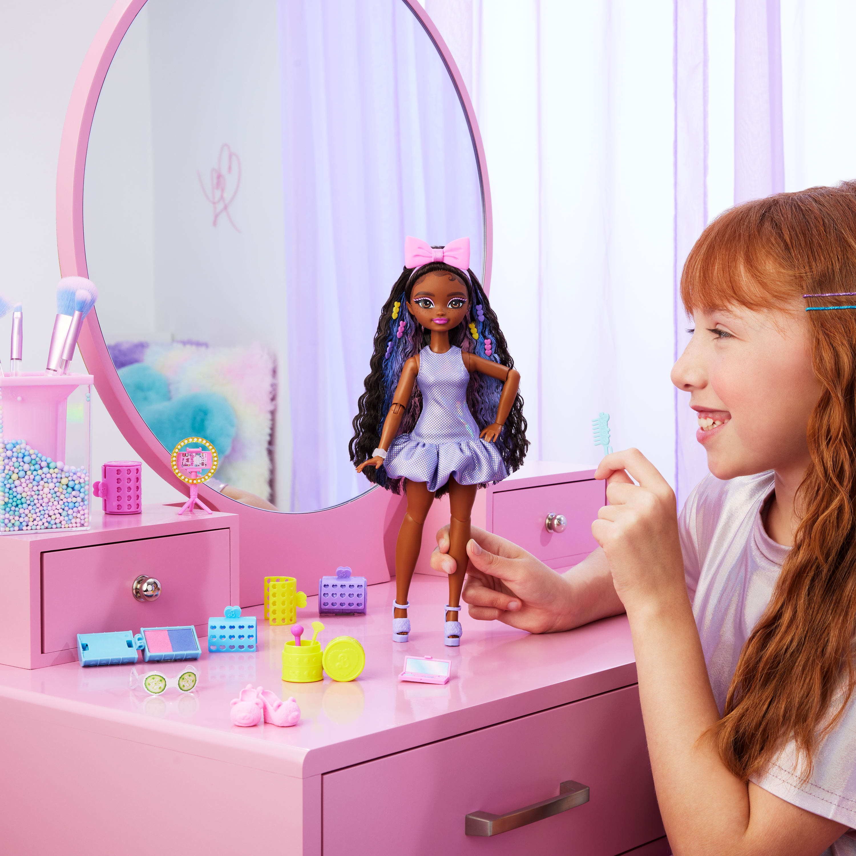 Barbie Dream Besties BARBIE İLE HAZIRLAN™ bebek serisi, sürprizler ve 15'ten fazla görünüm
