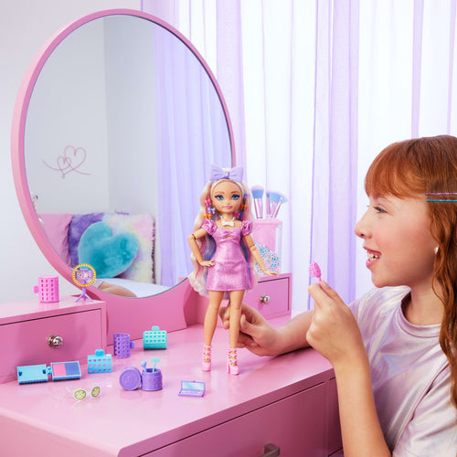 Barbie Dream Besties BARBIE İLE HAZIRLAN™ Barbie "Malibu" bebek, sürpriz aksesuarlar ve 15'ten fazla görünüm