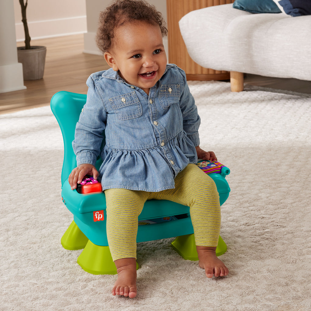 Birden fazla dil desteğiyle yürüme çağındaki çocuklar için turkuaz renkli elektronik ve eğitici Fisher-Price Eğlen ve Öğren Yaşa Göre Gelişim İlk Koltuğum