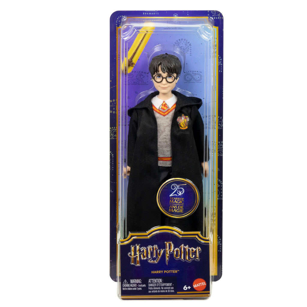 Karakteristik Hogwarts üniforması ve asasıyla birlikte filmden ilham alan Harry Potter bebeği