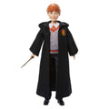 Karakteristik Hogwarts üniforması ve asasıyla birlikte filmden ilham alan Ron Weasley figürü