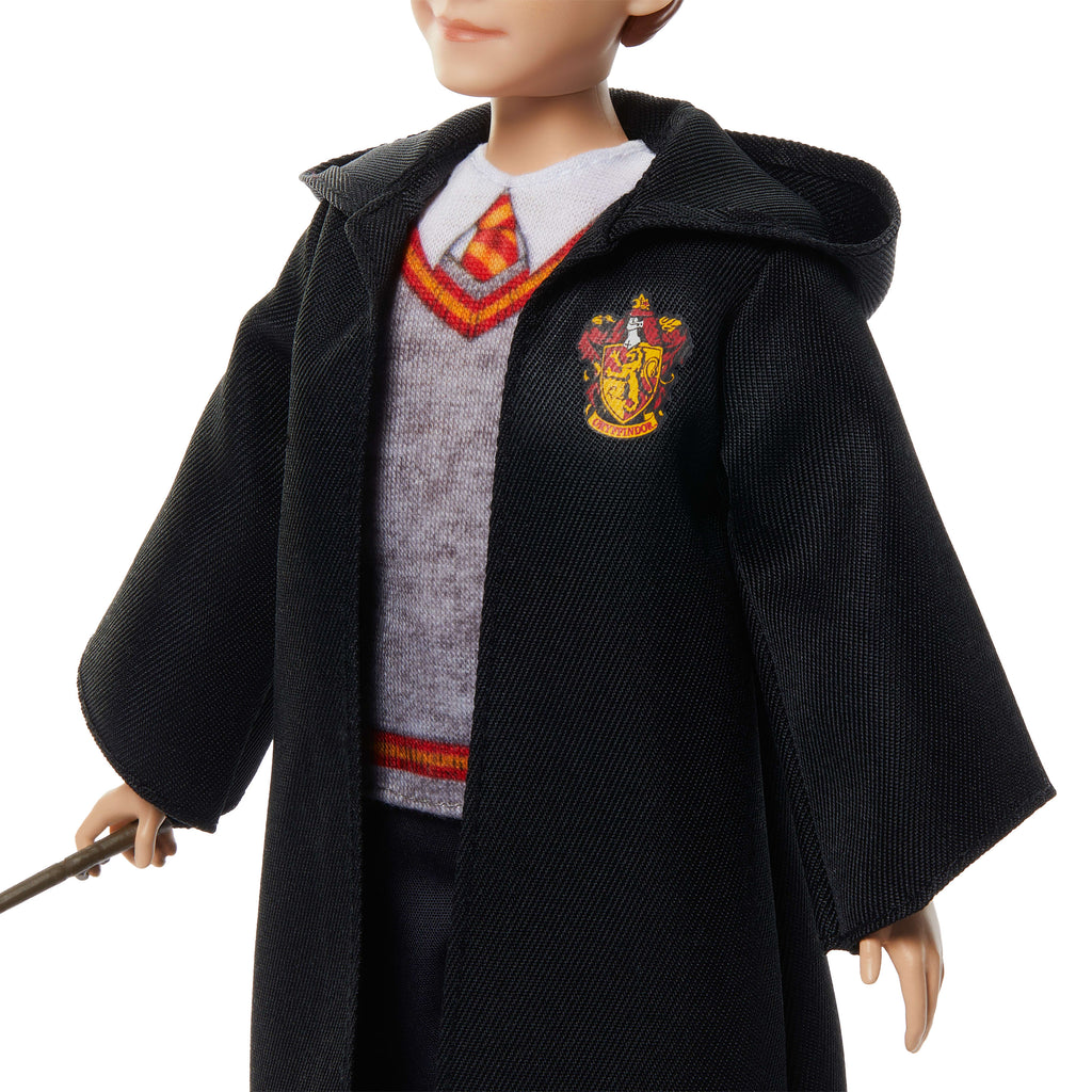 Karakteristik Hogwarts üniforması ve asasıyla birlikte filmden ilham alan Ron Weasley figürü