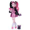 Kurdele detaylı elbise giyen Monster High Draculaura bebek, evcil yarasası Kont Fabulous ve 7 aksesuar