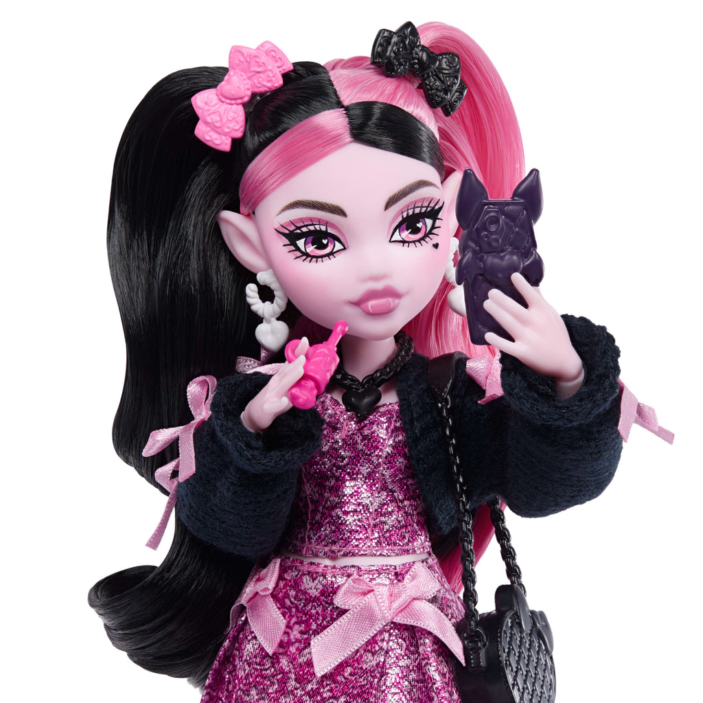 Kurdele detaylı elbise giyen Monster High Draculaura bebek, evcil yarasası Kont Fabulous ve 7 aksesuar