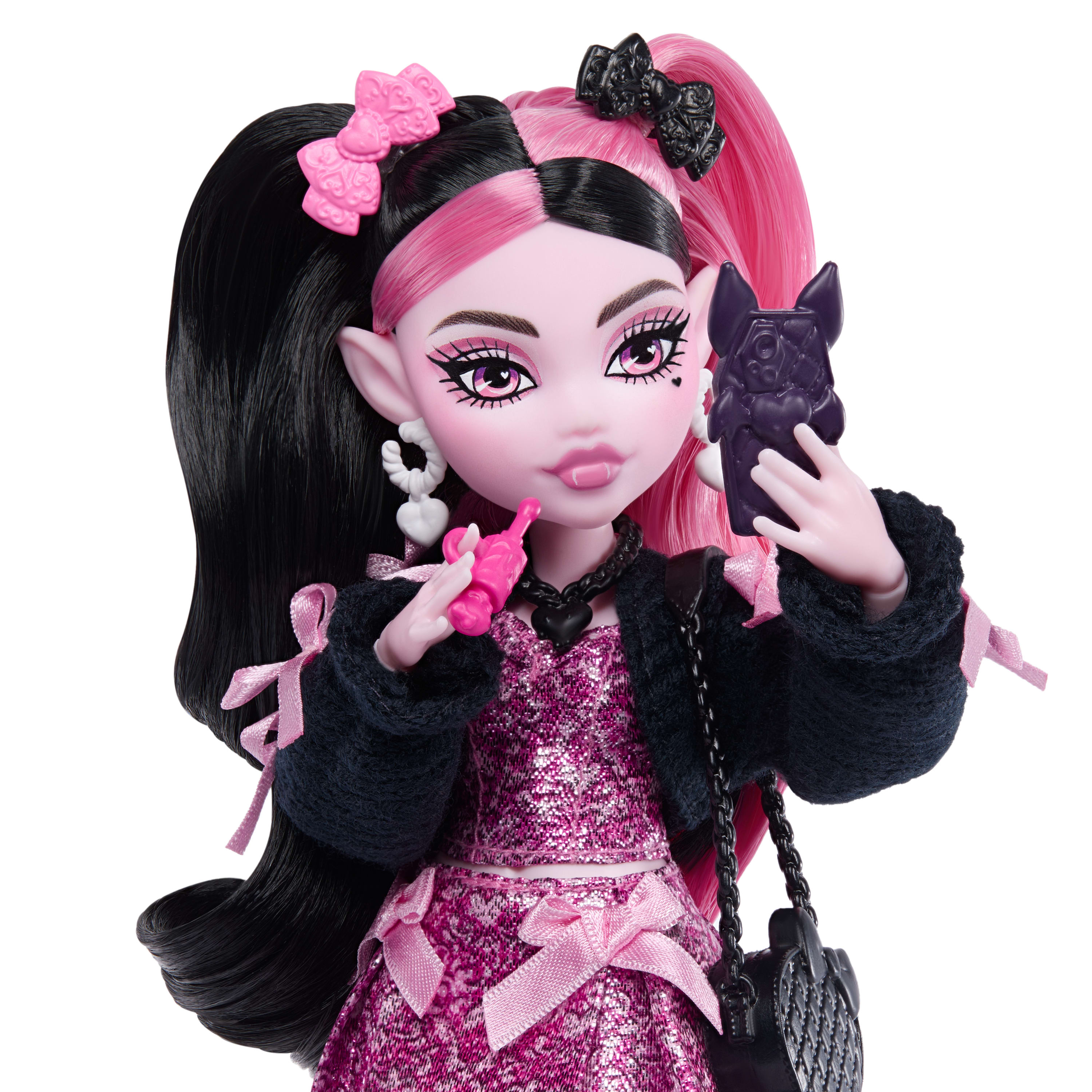 Kurdele detaylı elbise giyen Monster High Draculaura bebek, evcil yarasası Kont Fabulous ve 7 aksesuar