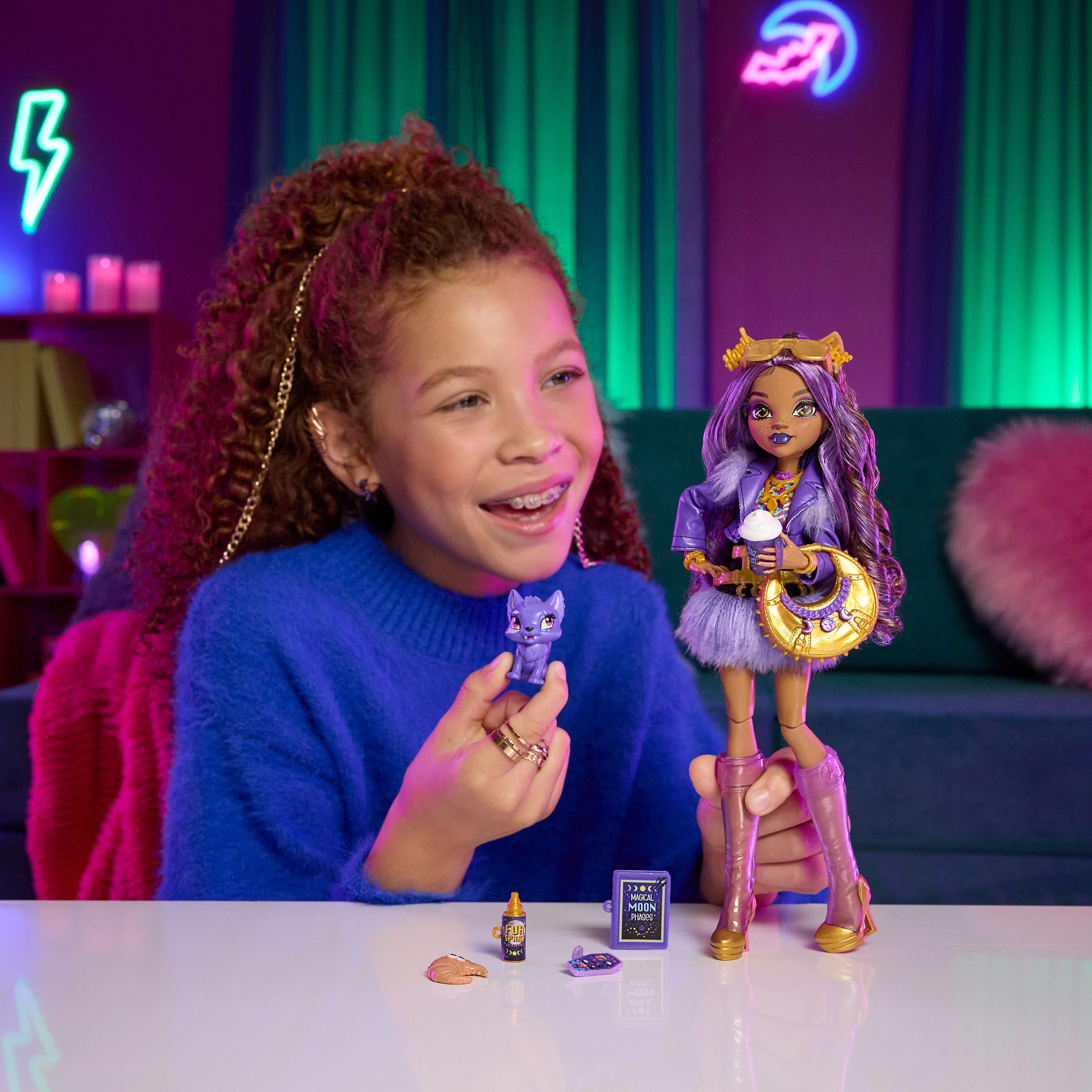 Evcil dostu Crescent ve 7 aksesuarla tüylü etek giyen Monster High Clawdeen Wolf bebek