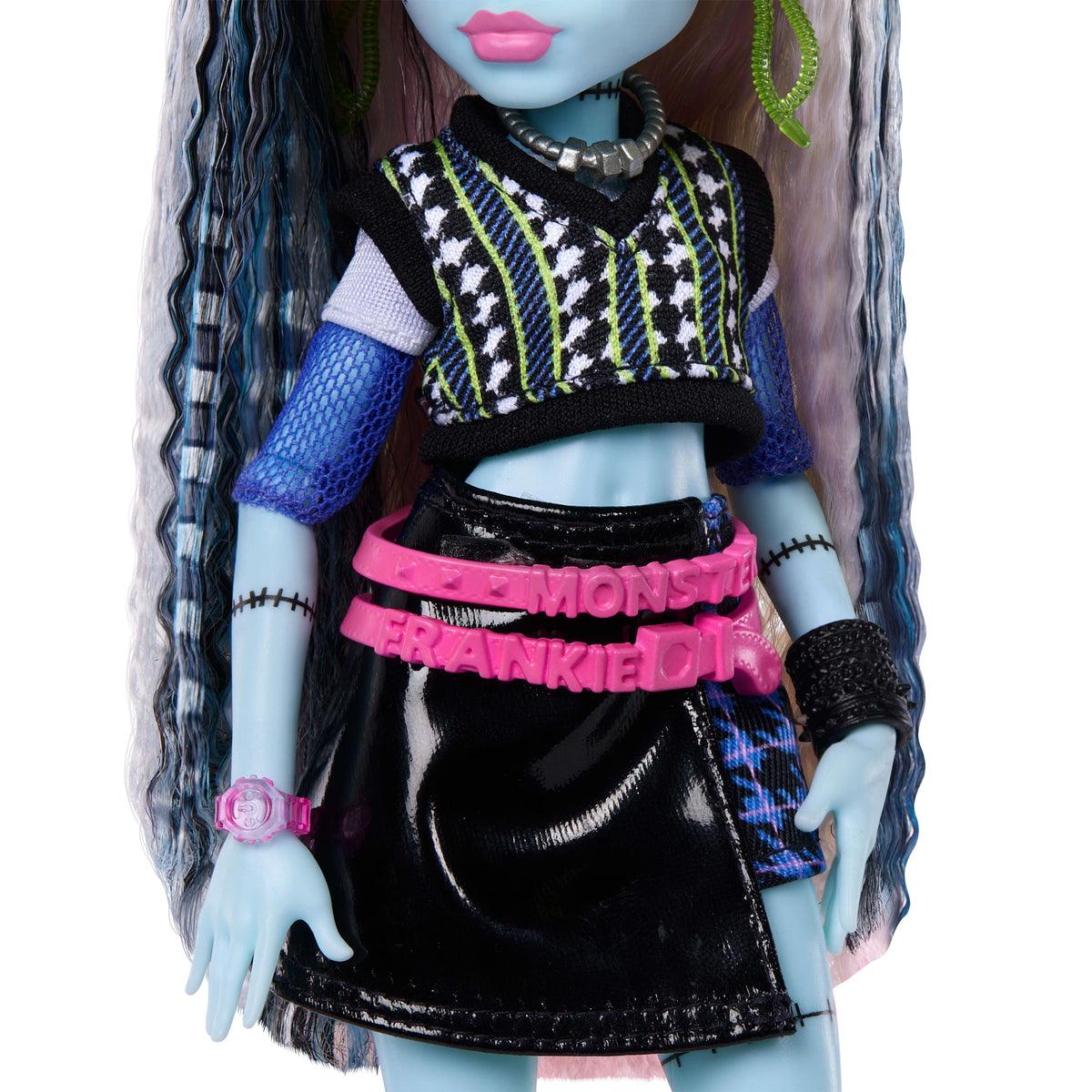 Evcil dostu Watzie ve 7 aksesuarla siyah suni deri etek giyen Monster High Frankie Stein bebek